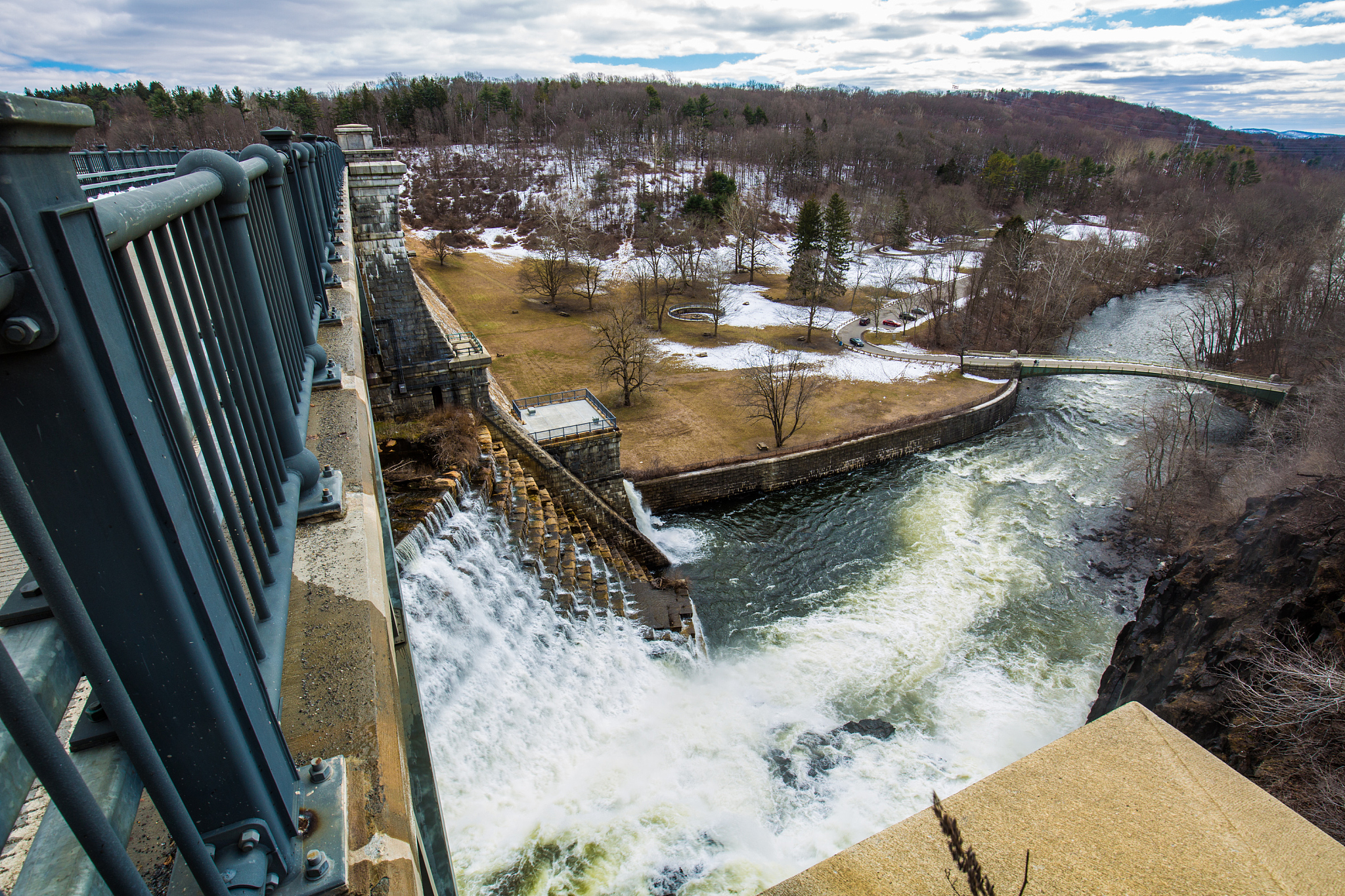 将时态改为一般现在时：No significant yield difference is observed among the three treatments in each year Fig 2A The average maize yield for six years 2016–2021 is 109 Mg ha-1 for ConWM 108 Mg ha-1 for OptWM and