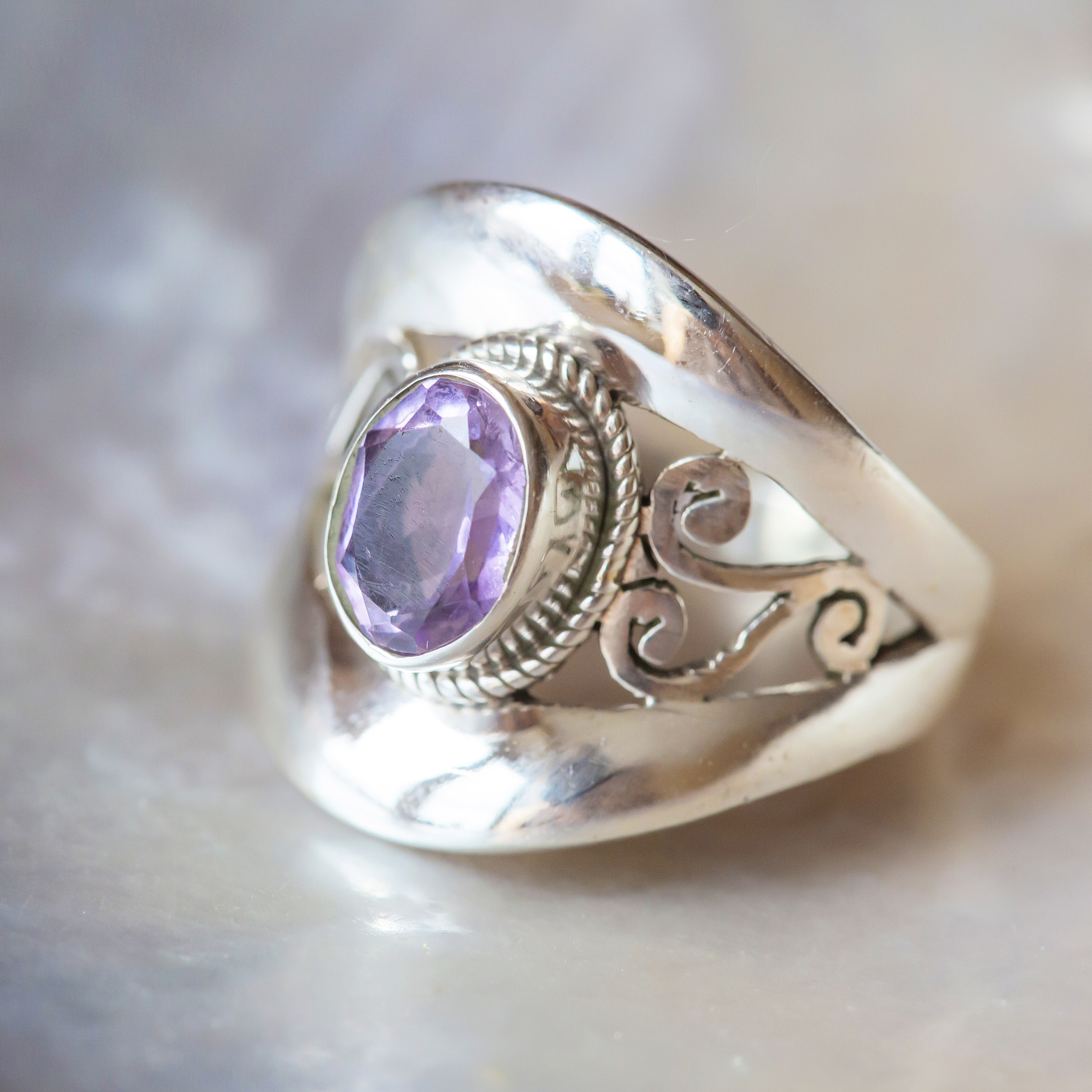 青金石垫形永恒戒指：现代经典设计