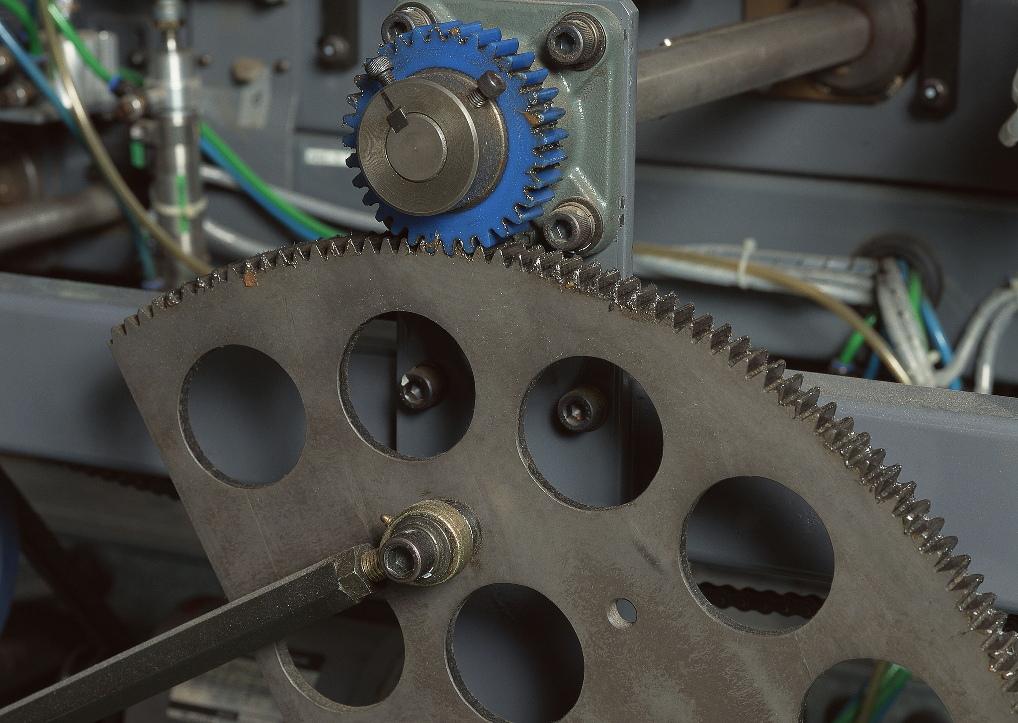 Gazpromneft Reductor F Synth 220: High-Performance Industrial Gear Oil