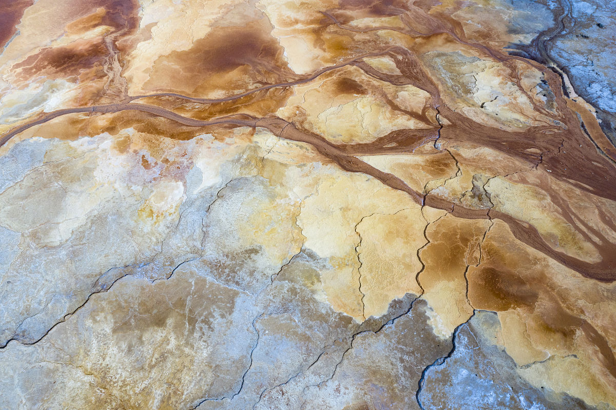 河流分布区采样点布设在主河道开阔处或支流汇入主流的下方水网湖泊分布区采样点应尽量布设在湖区中间部位。请给这句话换个说法