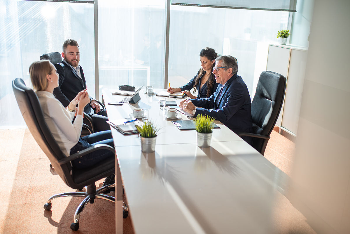 公司高层领导让和他一起出差我应该怎么和直系领导说另外有什么需要注意的事项