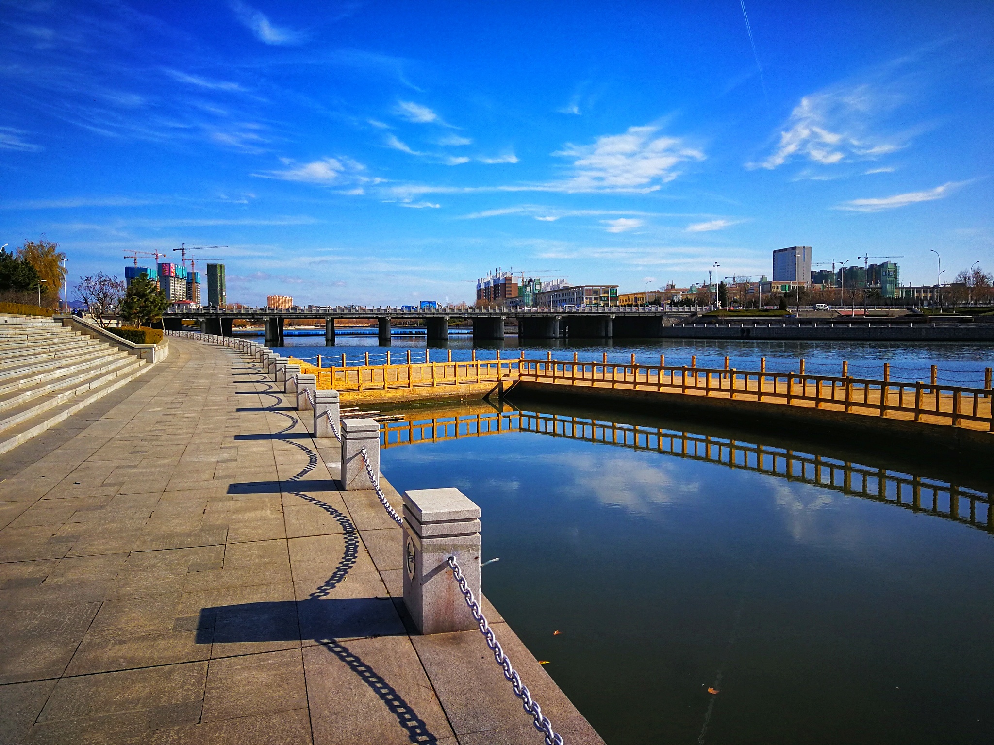 8月2日随着牡丹江地区雨势不断加强铁岭河水位出现快速上涨流速过快导致河堤出现部分损毁。为保障菌业公司国有资产的安全厂区内牡丹江职业技术专修学院广大师生的安全。菌业公司经过研究决定对厂区旁的河道进行加固恢复其原有高度。根据材料写一篇公司加固河堤的情况说明