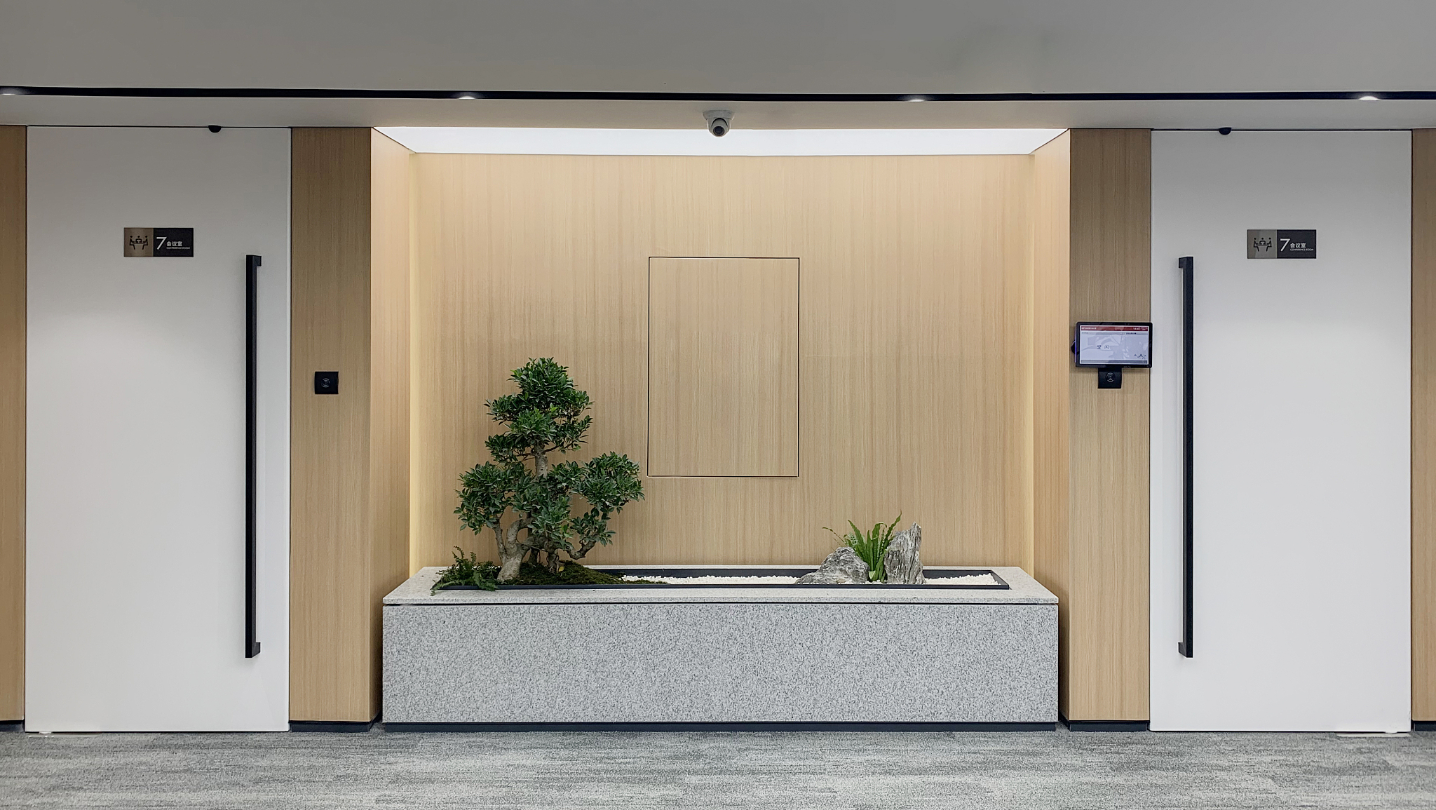 本项目为市政道路照明工程采用电子招投标方式请帮忙写一段招标代理服务措施字数500字