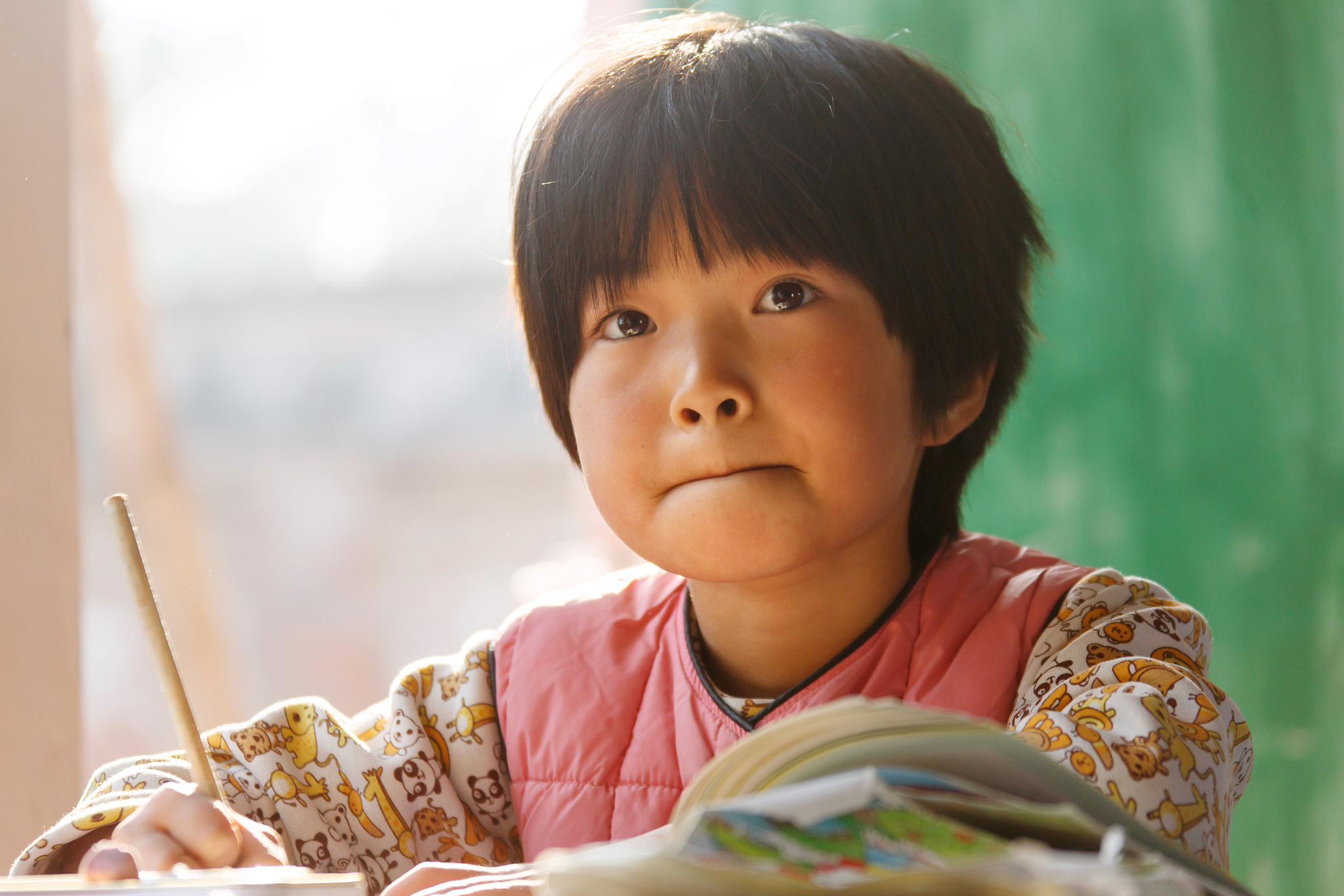 乡村小学里的小学女生