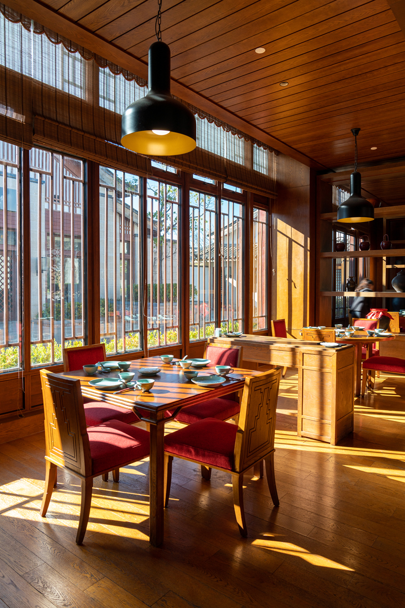 杨家一家三口在老城区开设一家小小的家庭餐厅云端餐厅在商业竞争、个人成长、家庭关系三者夹击下他们如何以家庭的力量一步一步打造出自己的美食王国最终实现梦想。将以上内容扩展到110字不改变原内容