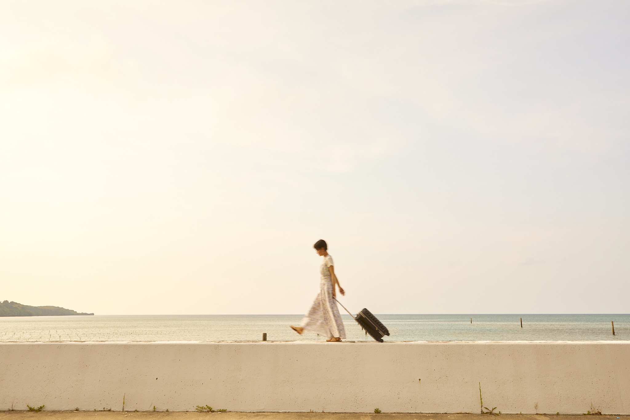 请用中文给我写一句诗包含美丽的海景色和我拍的漂亮的女朋友的照片要有诗意