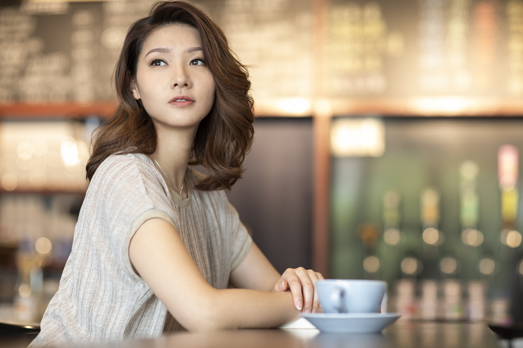 优雅女士在咖啡店看书