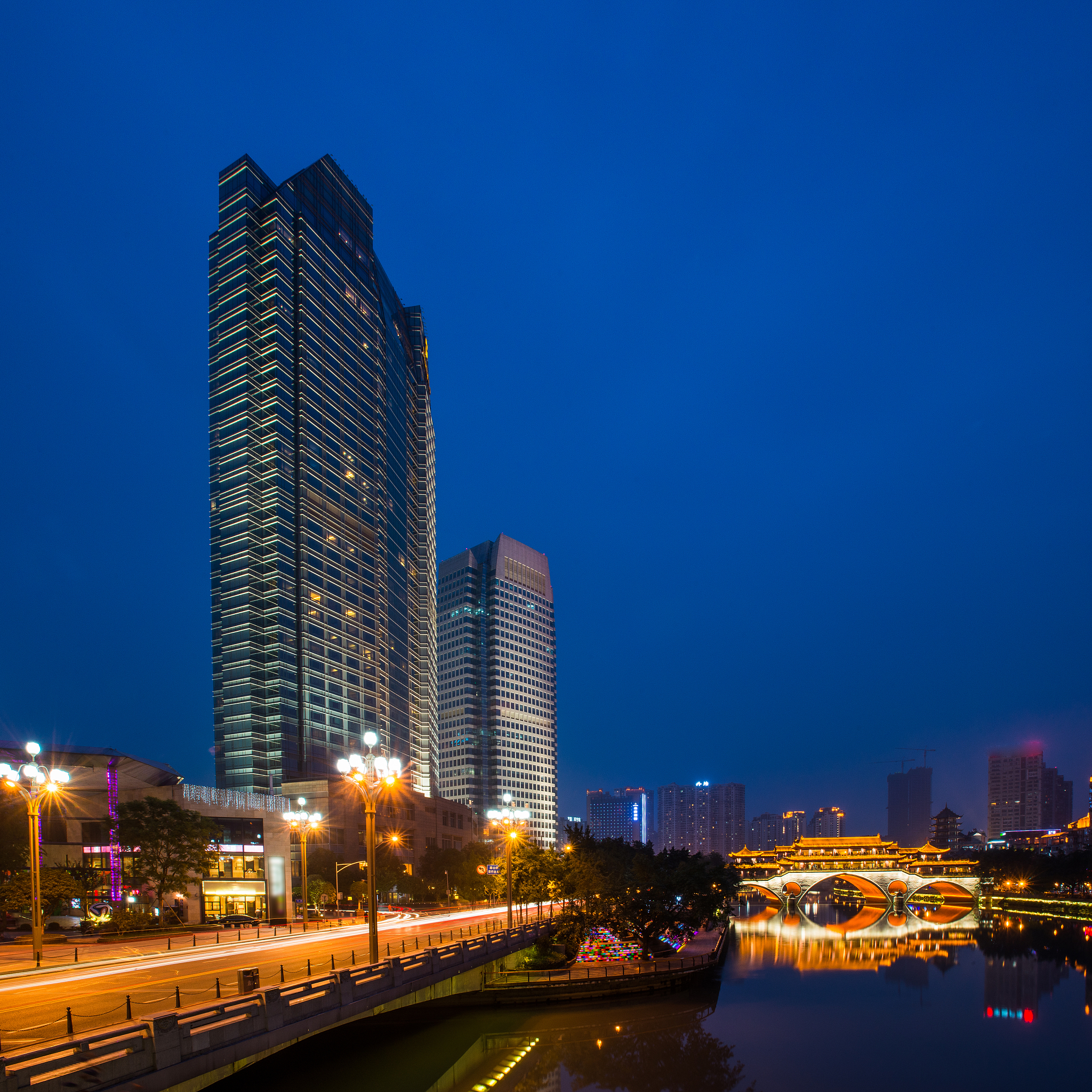 安顺技师学院饭店服务专业就业方向：酒店、旅游、销售等