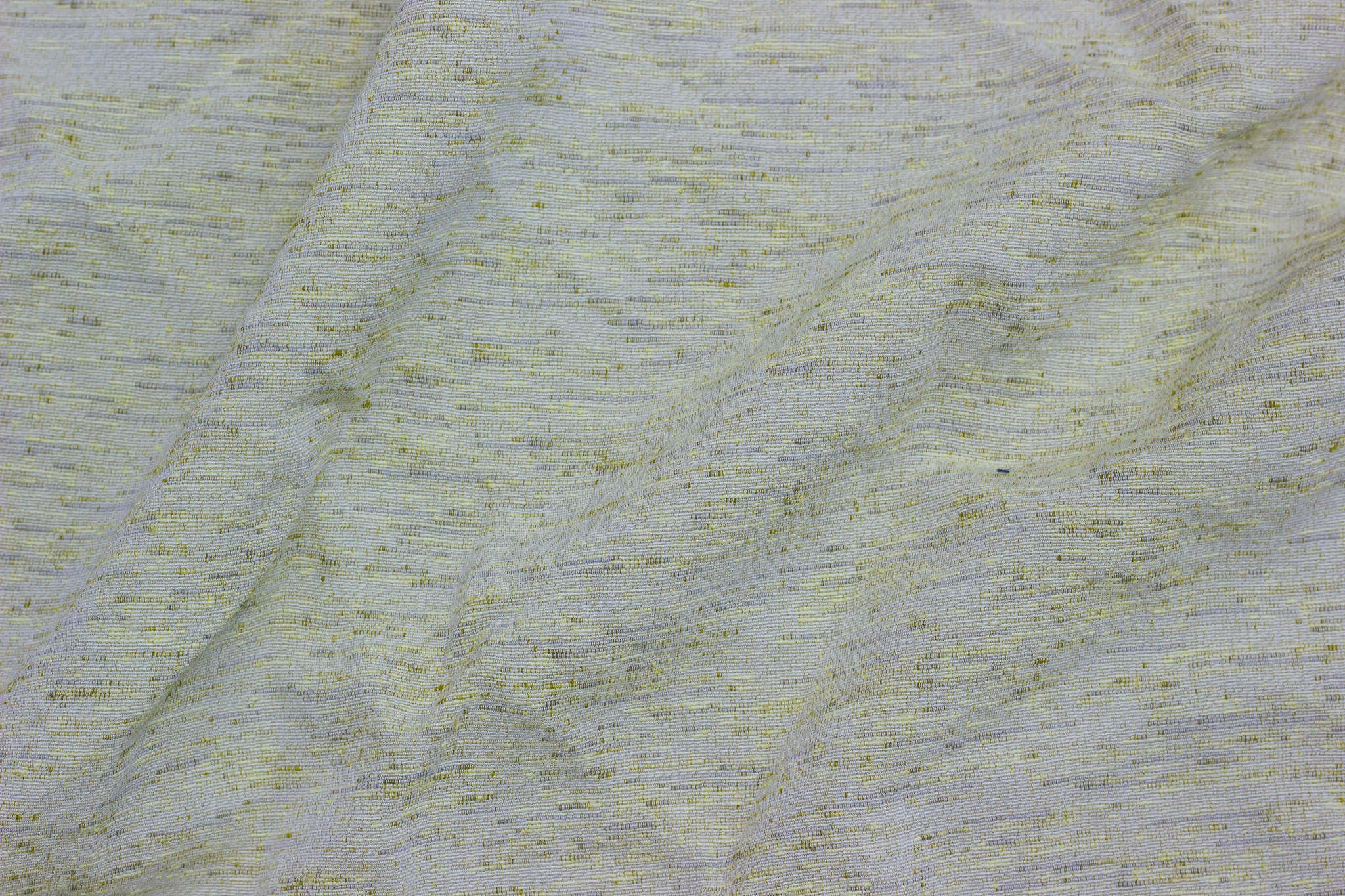 写一篇涂料印花织物可以通过哪些途径改善手感的文章