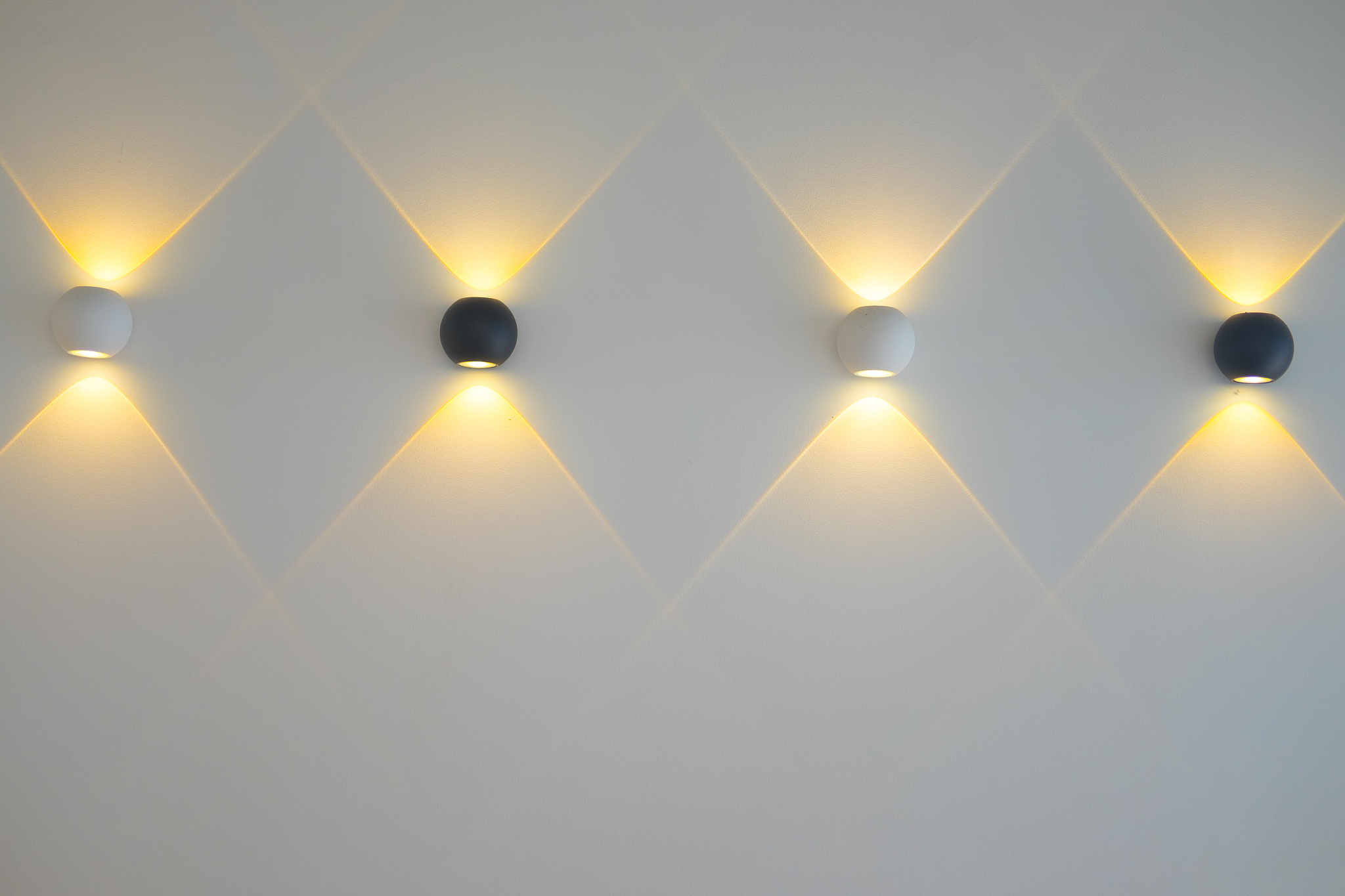 低感照明与高感照明区别帮我用180字详细描述