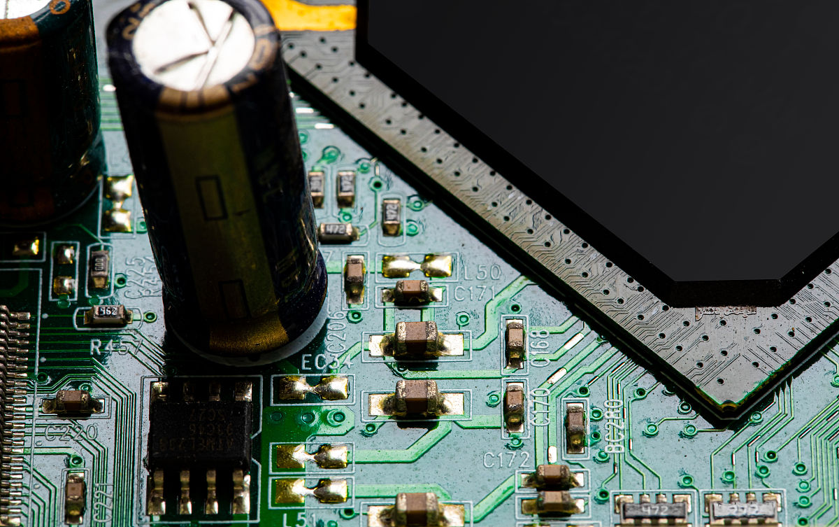 发现显示屏三极管被烧了看不清型号有两排字第一排后面是QL第二排后面是6 发现显示屏三极管被烧了看不清型号有两排字第一排后面是QL第二排后面是6