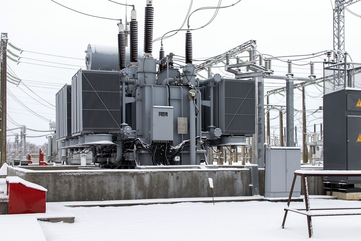 250kVA 变压器能否带动 240kW 负载并二次启动？