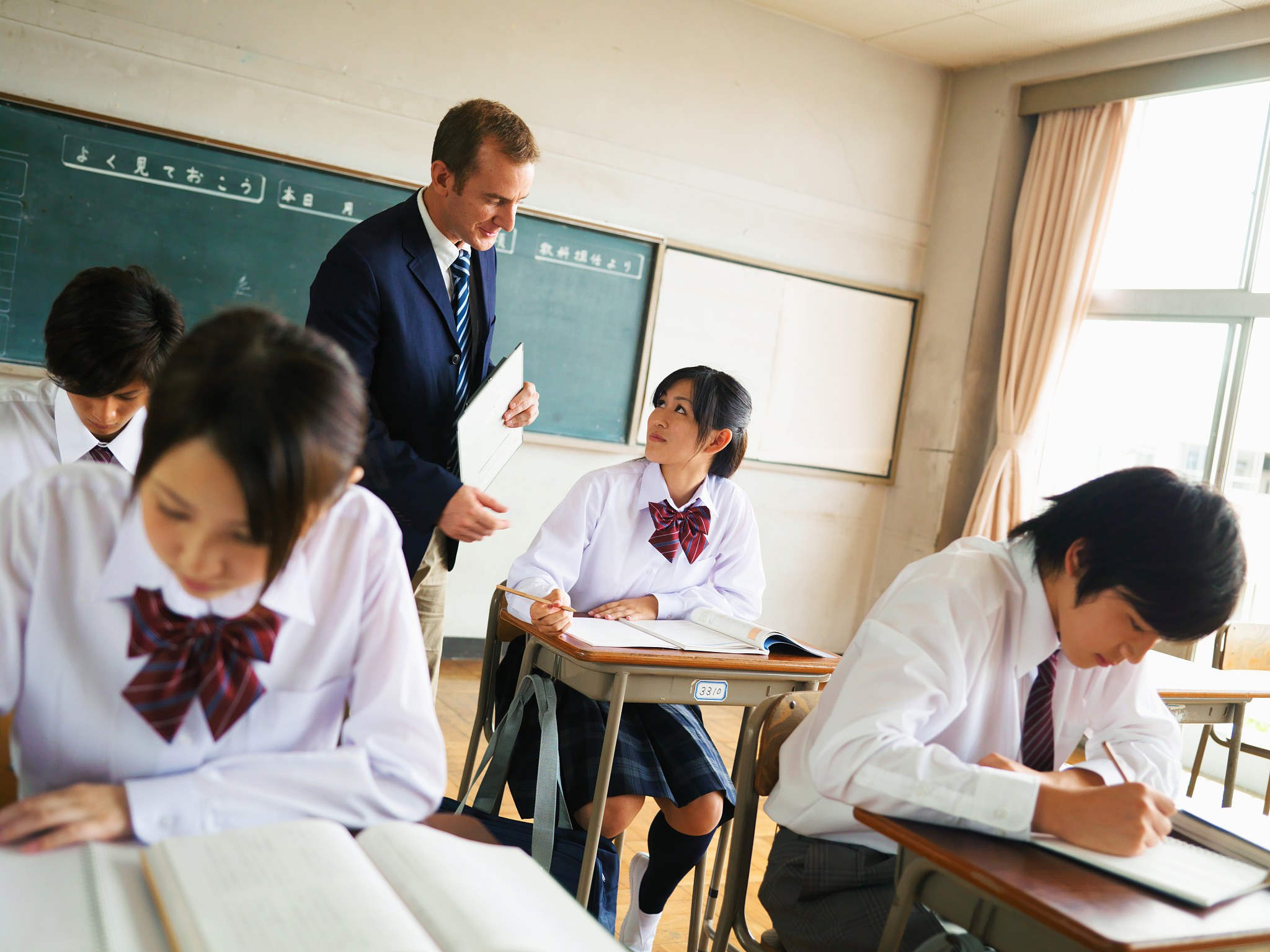 提升初中英语教学质量的重要性：影响学生、教育体系和社会