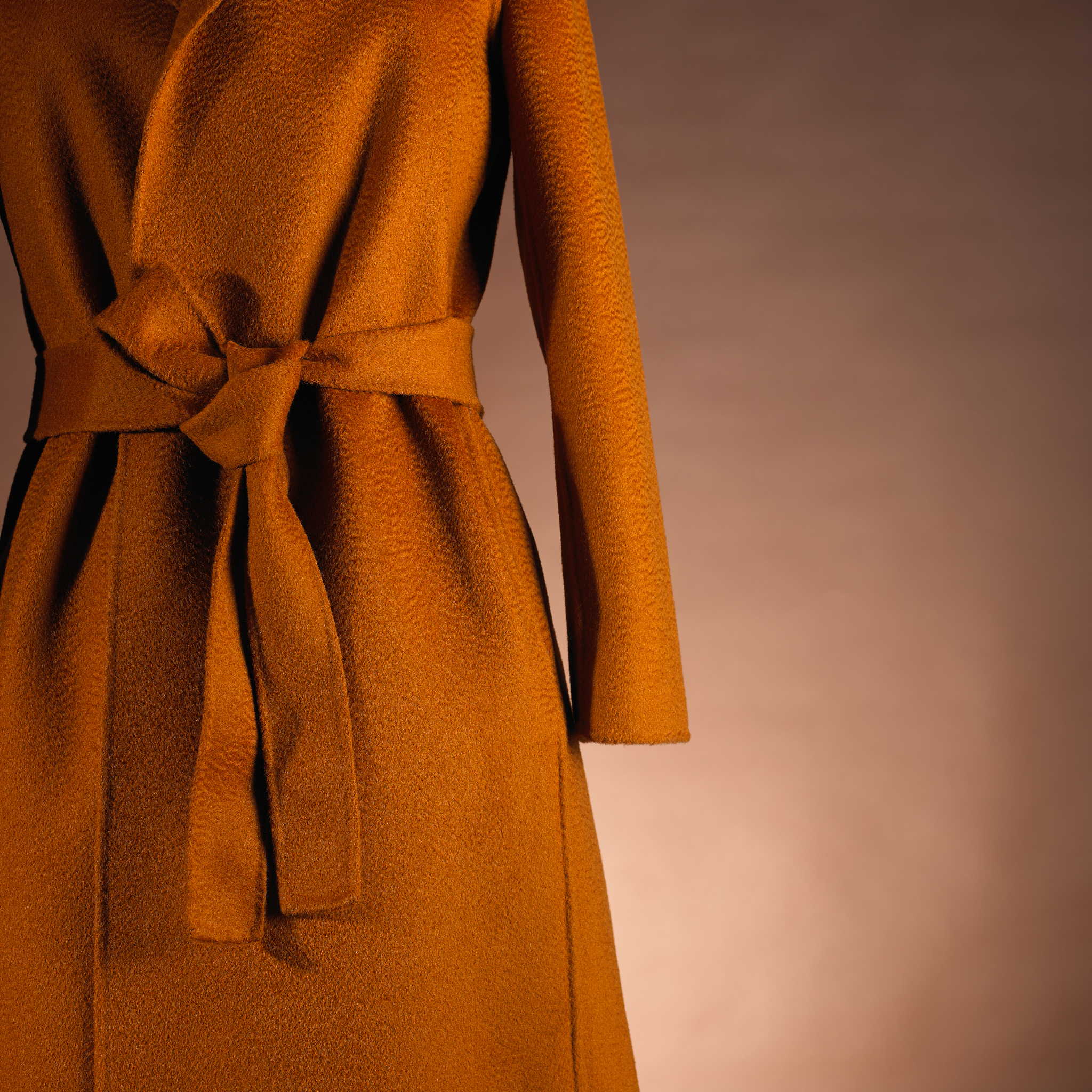 编写两篇女装秋季新品的穿搭推广文案一篇关键词是大地色、舒适实用、可持续性一篇关键词是优雅个性、复古艺术