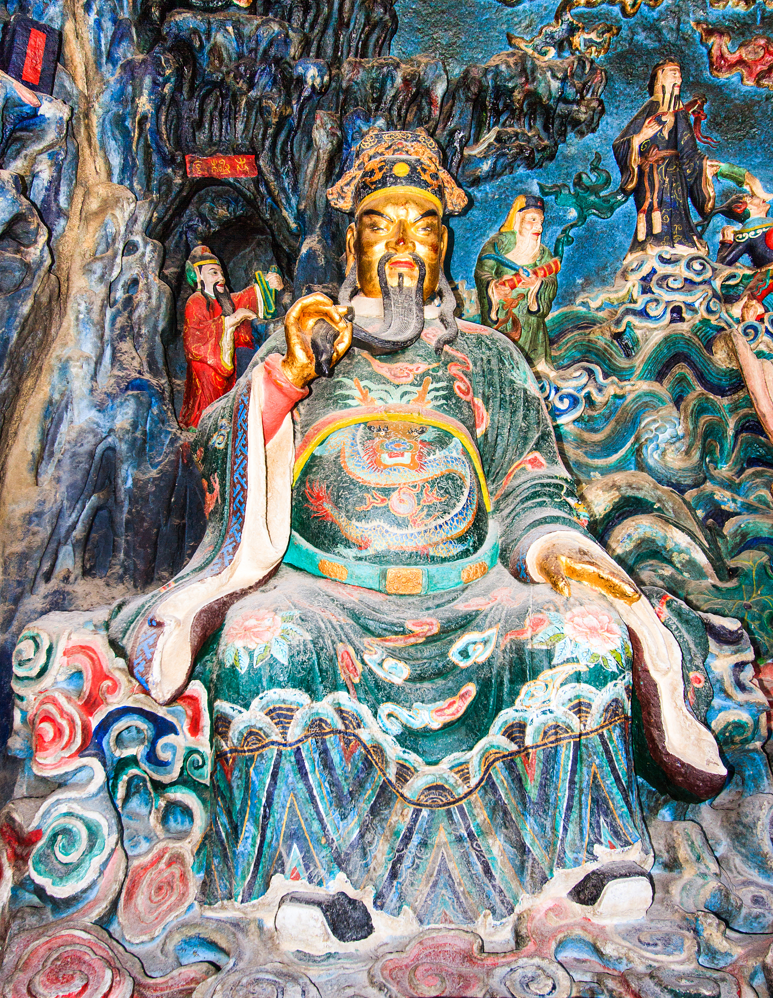 关羽外观形象描述：威风凛凛的青龙偃月刀使者