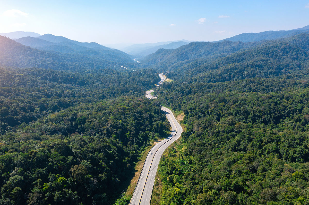 山区医疗点配置与道路维修问题：优化方案及距离计算