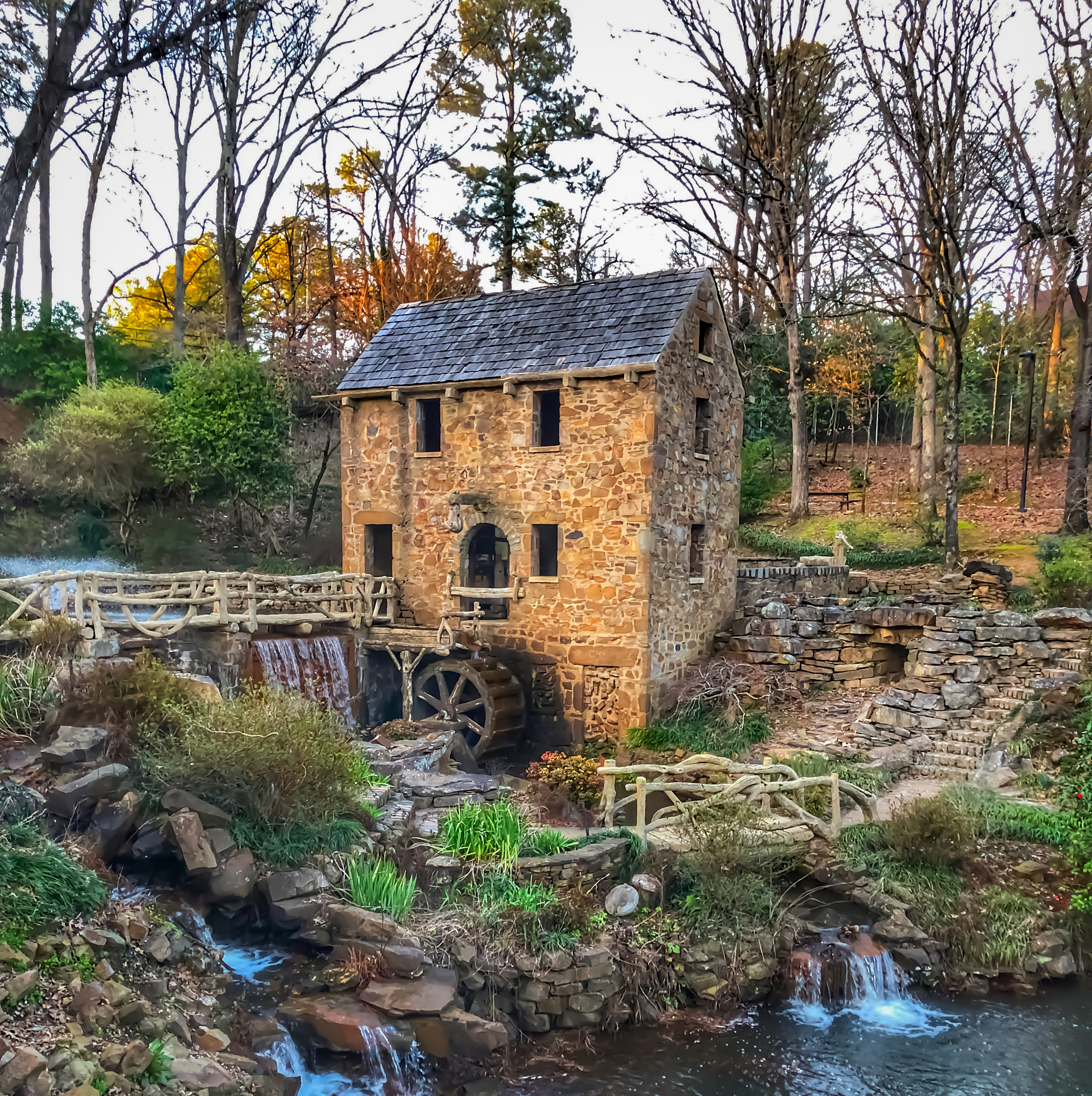 你写一段有关小山村要求重点描绘一下细节逻辑要完整