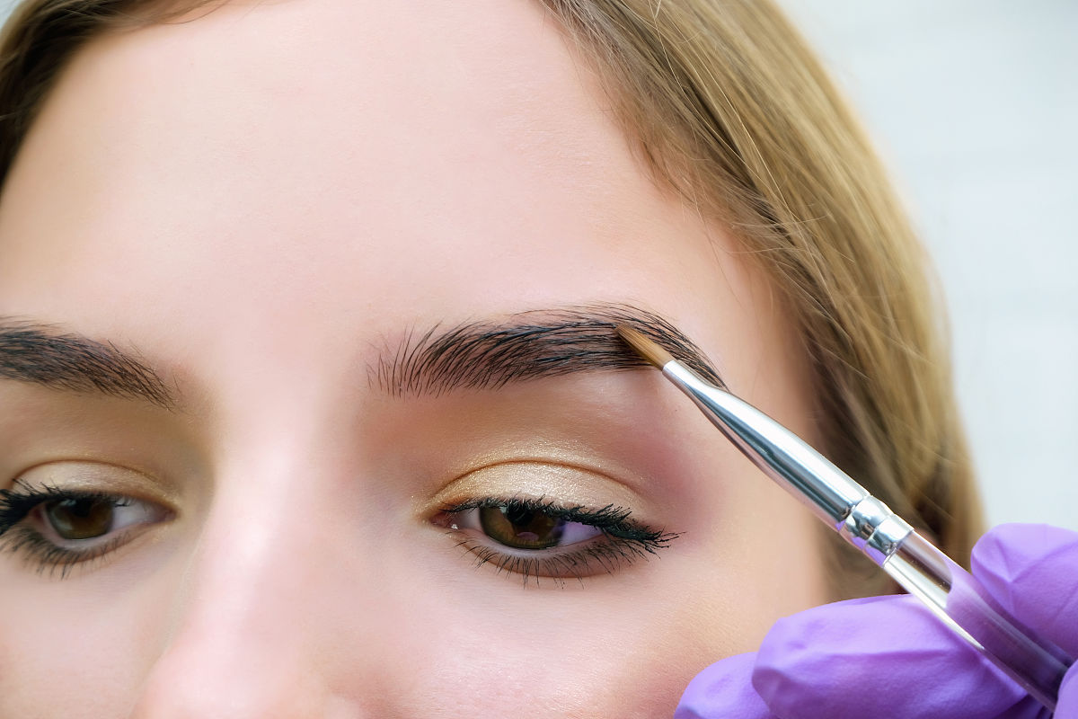 自然眉妆教程：打造退火般柔和眉形