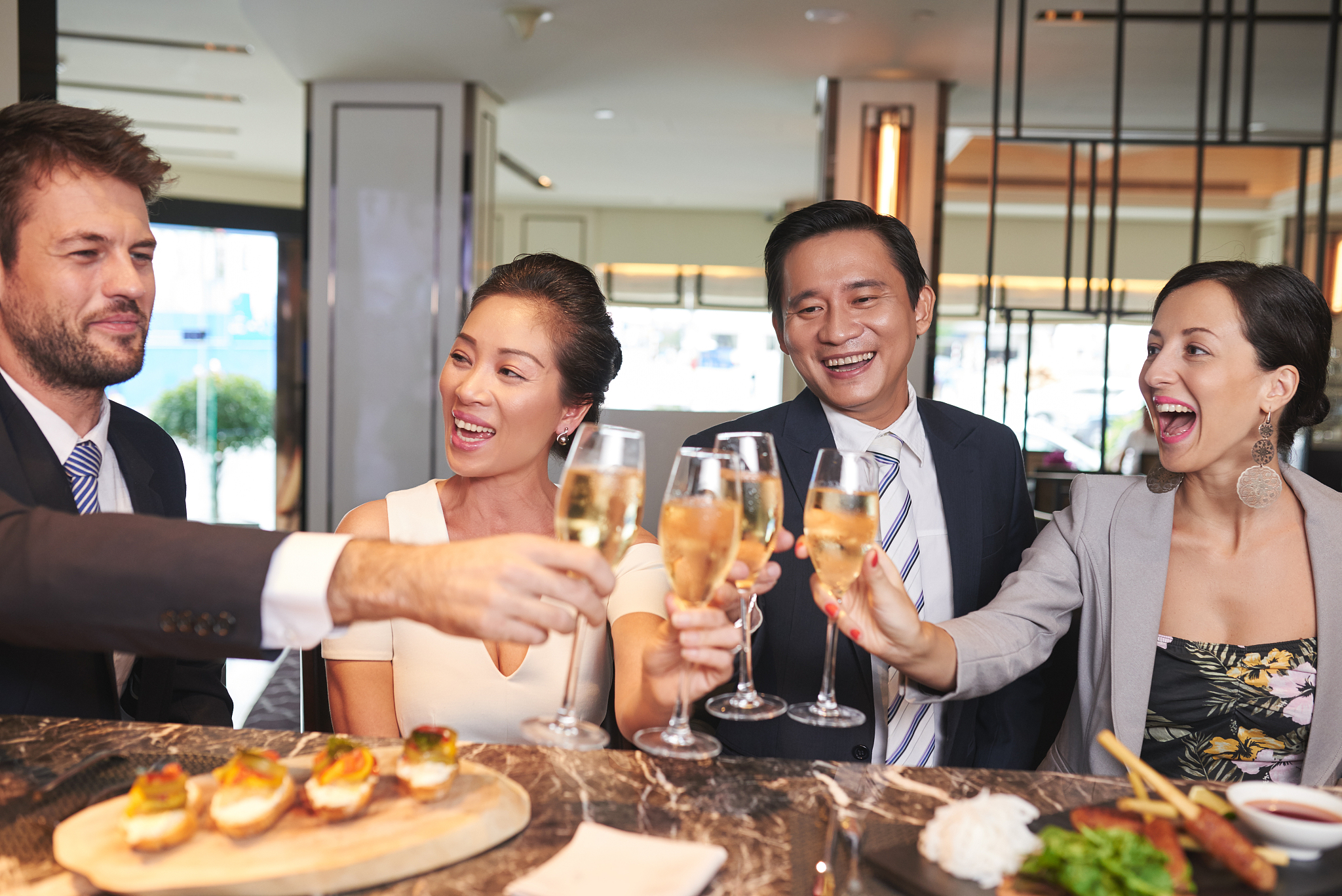 我同意米沙友谊第一是最重要的。你的英语很好你选的词很有智慧很有意义。早上好星期五快乐!祝你今天愉快。