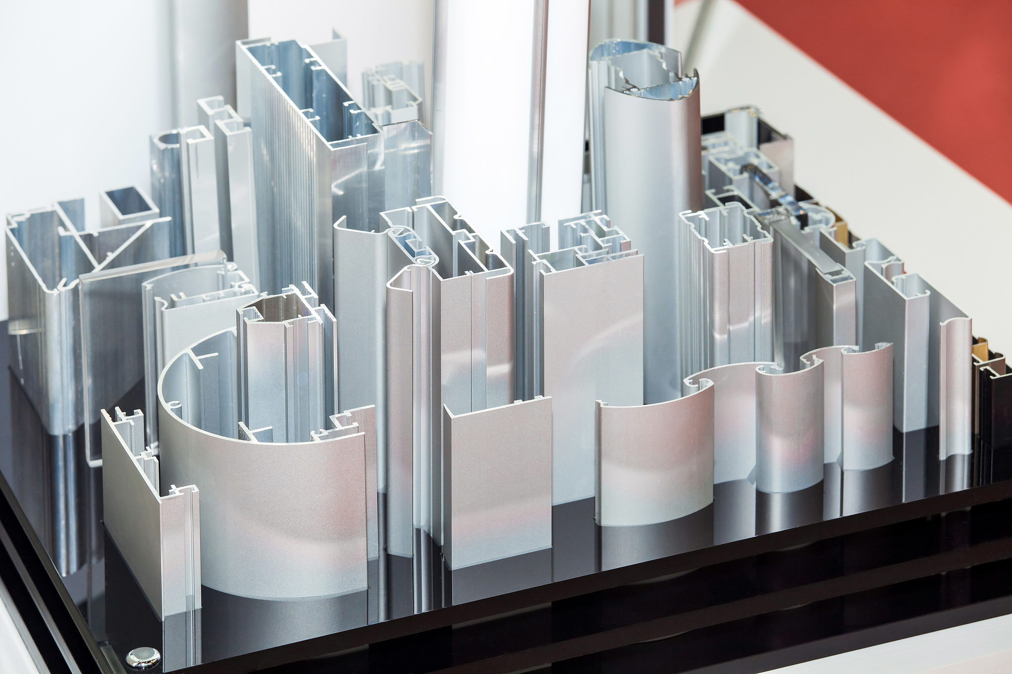 我有一个工厂YouTube视频视频内容是铝挤压生产。请帮忙起一个有趣的标题