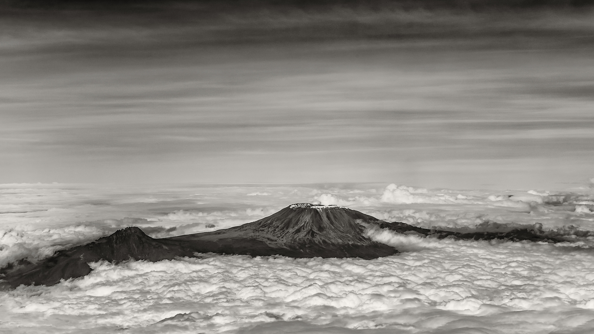 《乞力马扎罗的雪》心理描写: 哈里内心独白深度解析