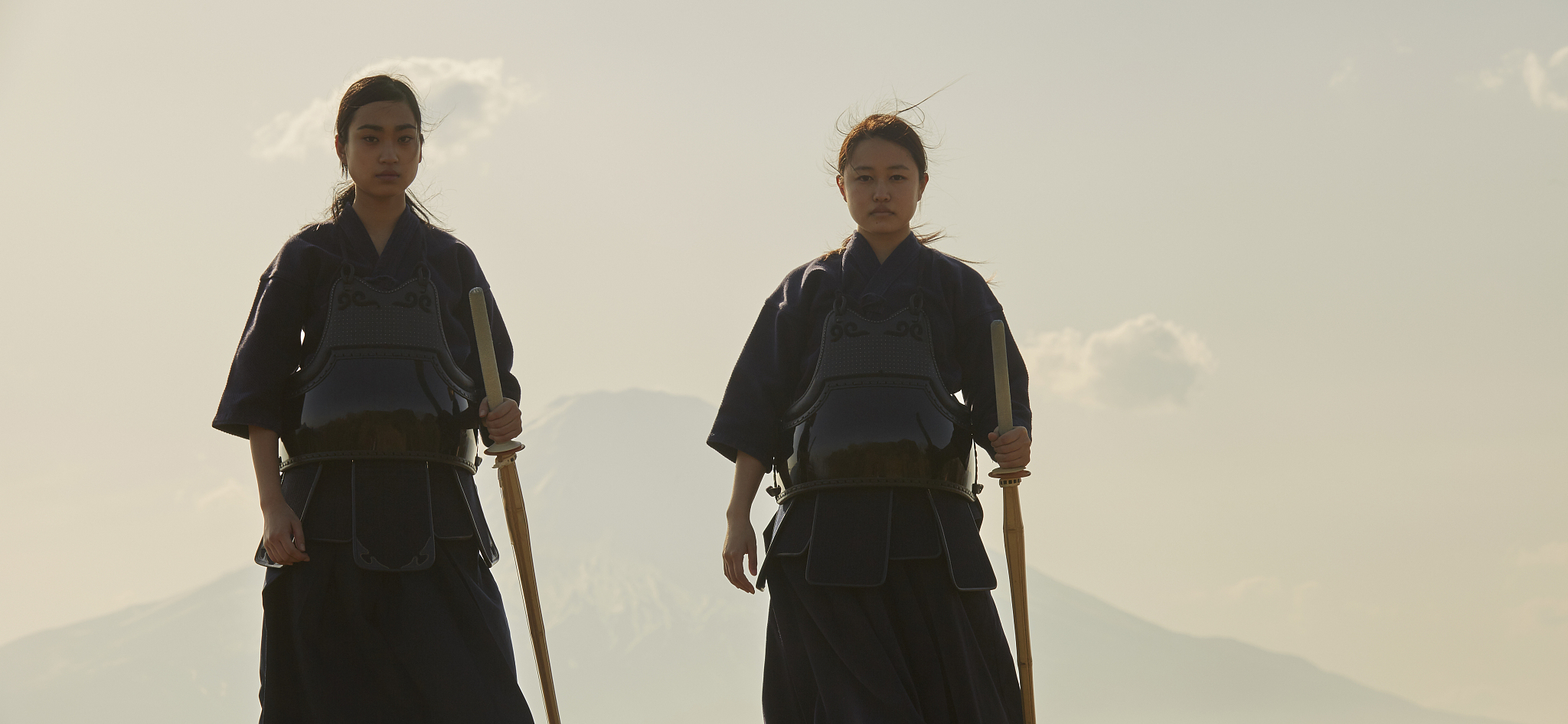 第一章 神秘的天行者在一个神秘而古老的世界里有一条被称为天道的道路它连接着天地之间的各个位面。只有一些特殊的人才能够进入天道他们被称作天行者他们可以穿梭于各个位面寻找失落的秘密和强大的力量。李逍遥是这个世界里的一位年轻天行者他来自一个名叫天境门的神秘门派。他身材高大面容英俊身上穿着一身黑色的战袍右手持有一把长剑。他的剑法威猛无比轻轻一挥便能切断石块。李逍遥此时正站在一个古老而神秘的山谷之中他的身边