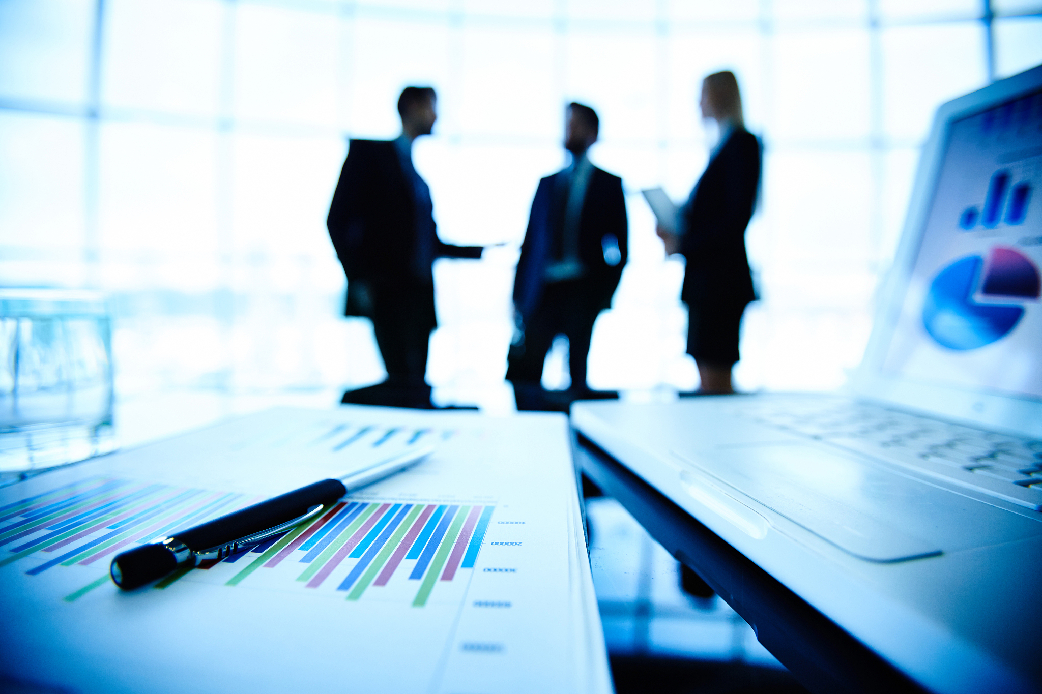 你的角色是互联网销售企业办公室管理人员，写一下办公室管理工作内容，不少于1000字。