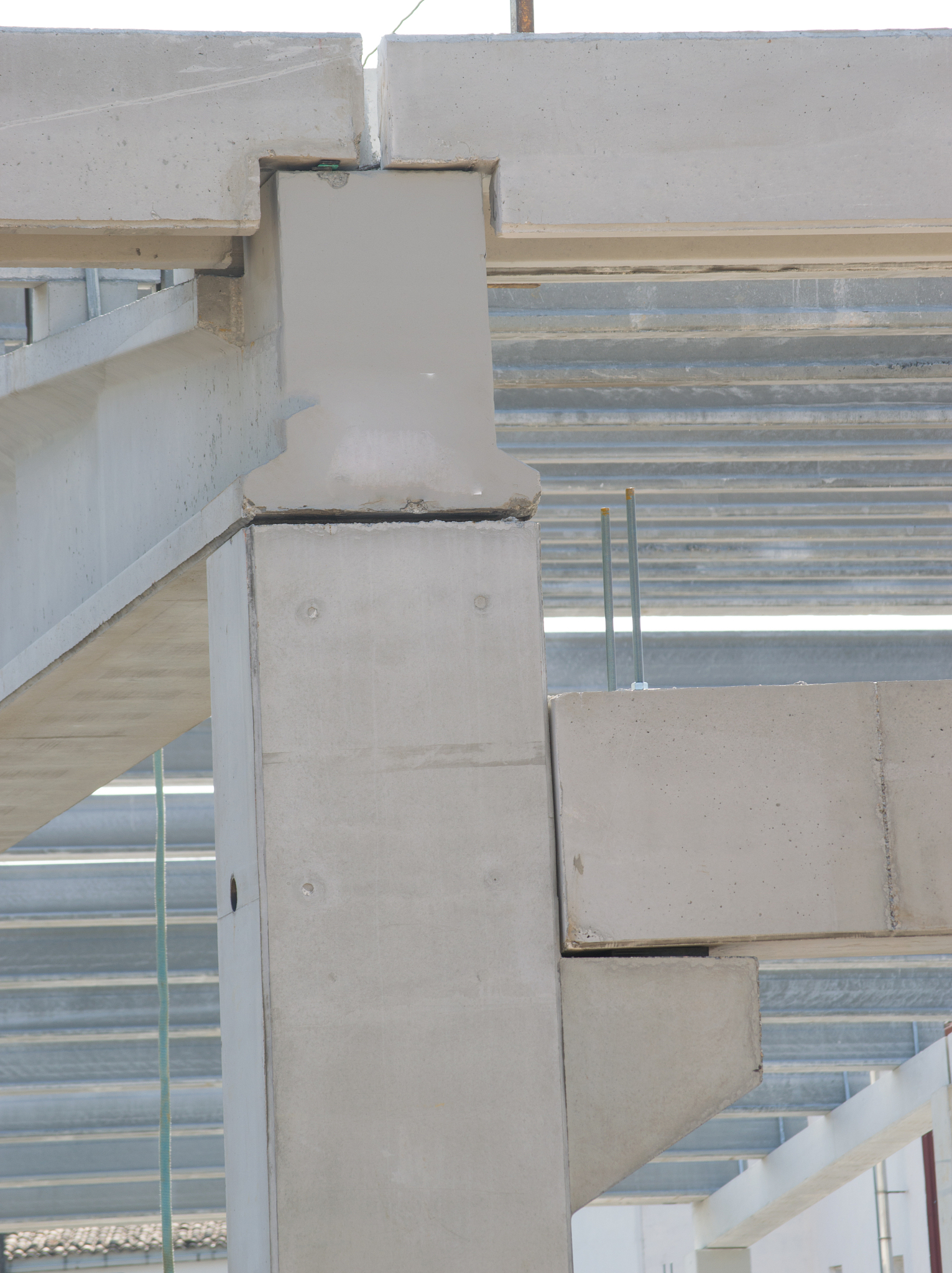 FRP-混凝土-不锈钢组合构件力学性能研究及应用价值