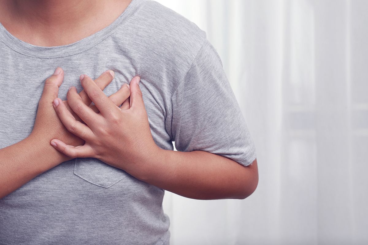 男性左胸至腋下疼痛原因：心脏、肺部、胸壁等多种可能
