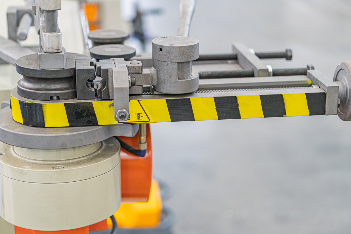 如何准确测量和校准拔叉装置的位置和角度？