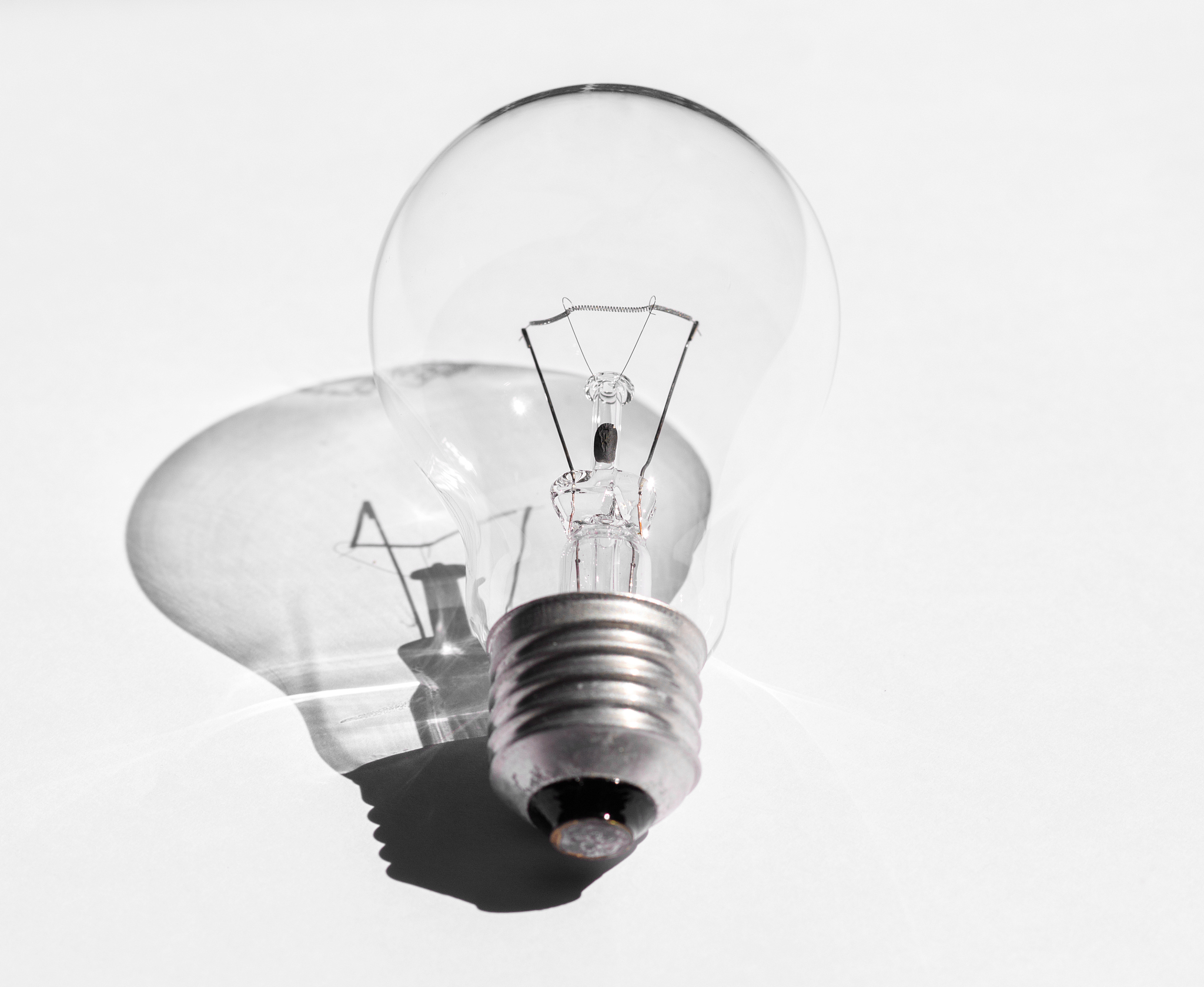 灯泡坏了，电是通的还会耗电吗？