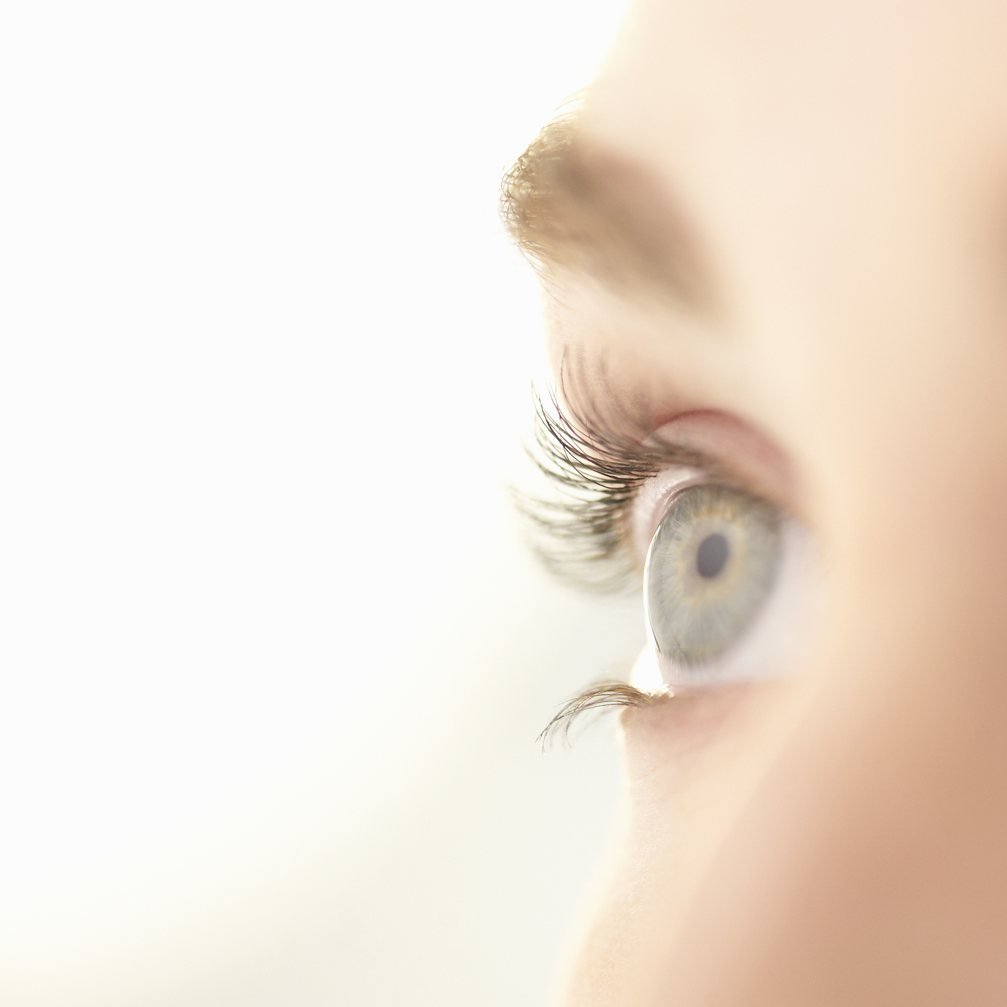 女孩的眼睛描写：清澈明亮，充满魅力