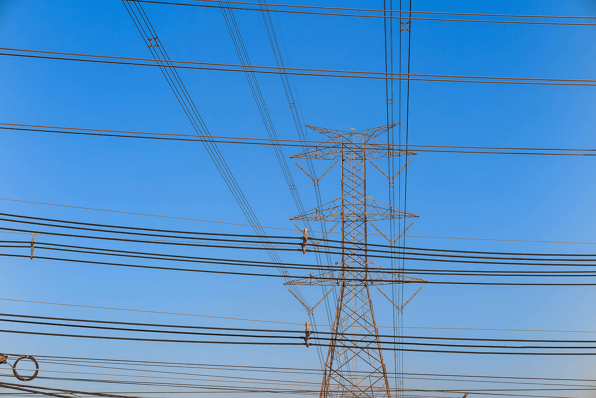 架空线路导线是否有外壳？