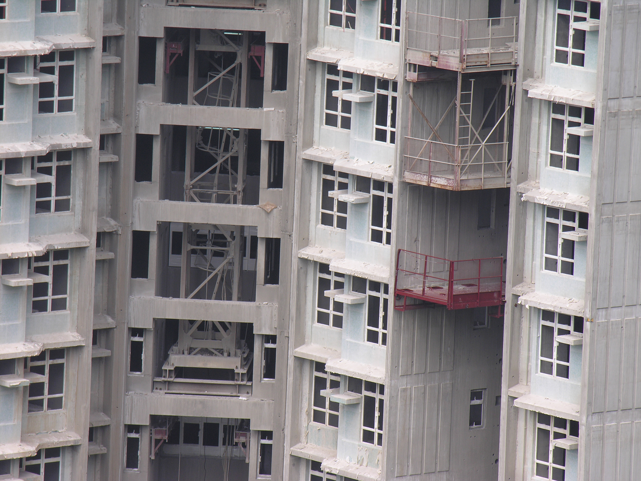 承重墙建在门窗上是宏全隐患吗11楼的图台上建承重墙是隐患吗 用300字描述