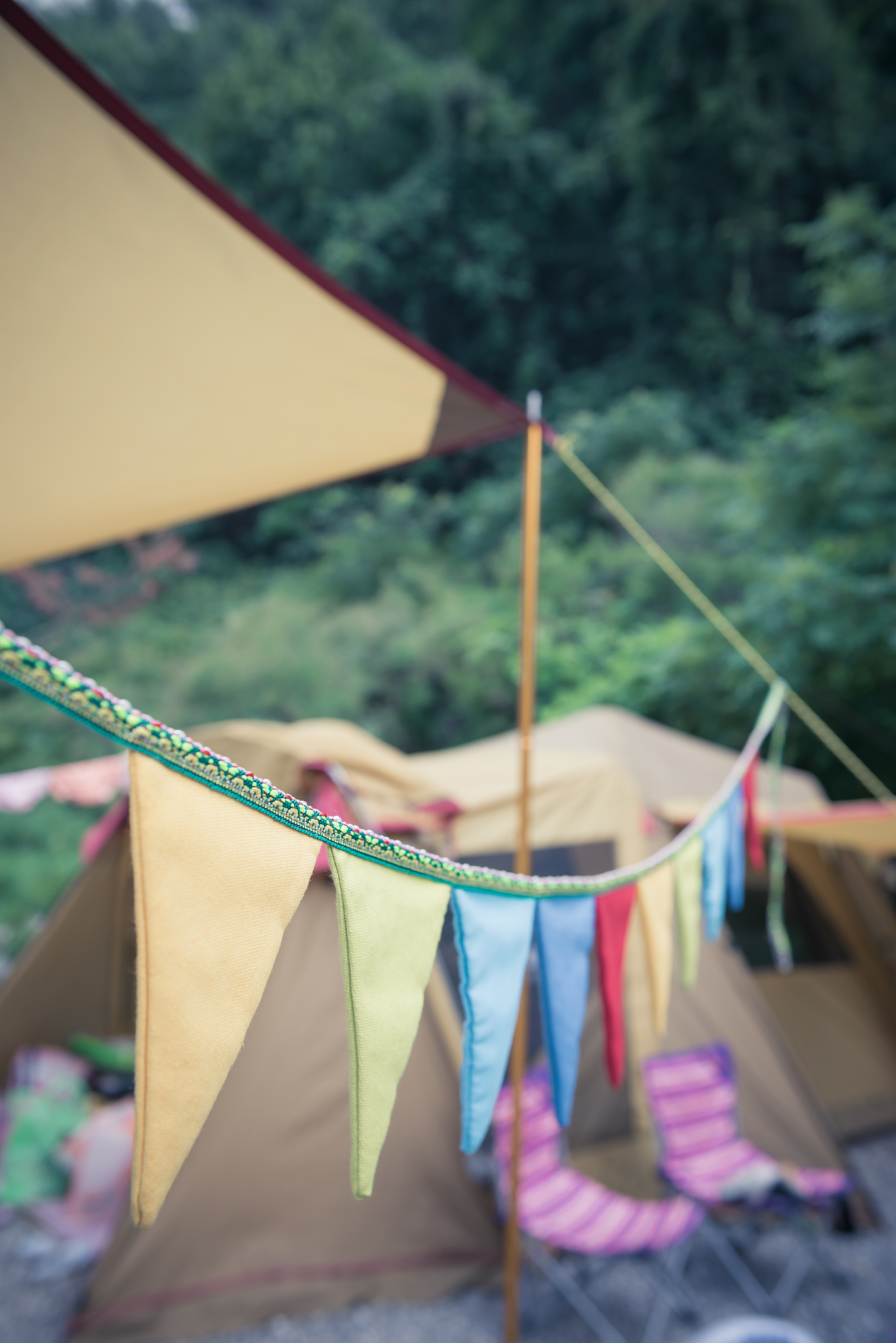 开一个租赁帐篷的店铺应该怎么做1 确定目标客户：考虑租赁帐篷的目标客户例如露营者、户外活动组织者、婚礼策划者等。2 选择店铺位置：选取一个方便顾客到达的地点比如旅游景点周边或者城市中心区域。同时注意确保店面面积要足够存放帐篷和其它设备。3 确定租赁价格：根据市场需求和竞争情况制定出合理的租赁价格同时也要考虑到店铺的经营成本。4 准备库存：购买不同品牌、类型和尺寸的帐篷以迎合各种客户需求同时也要准备