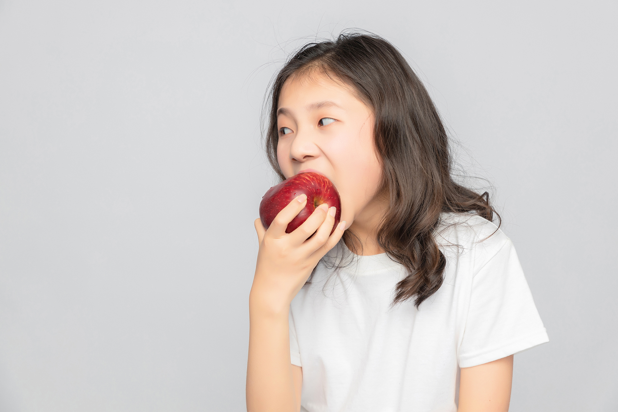 灰色背景里的亚洲小学女生