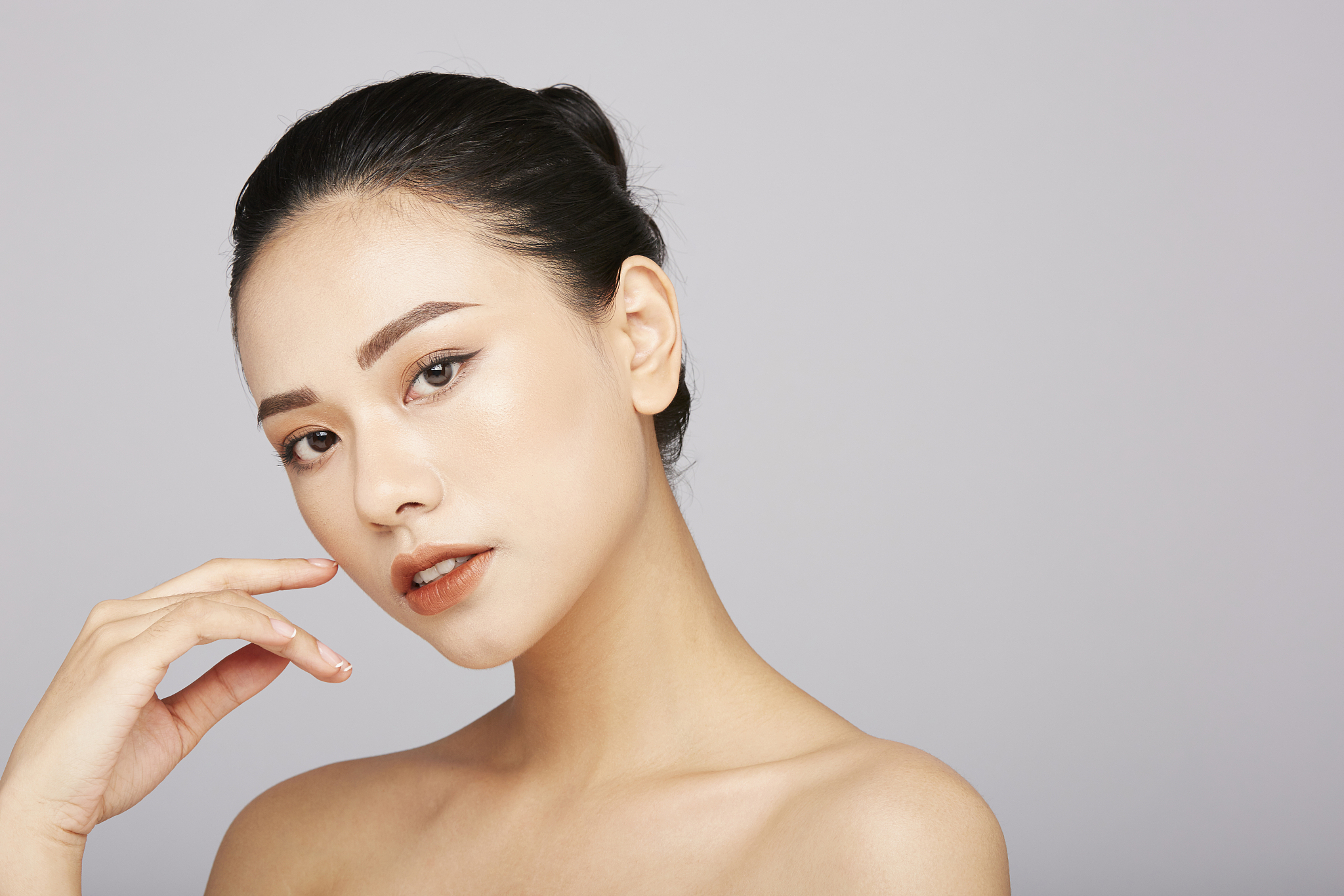 现在你我进行一场辩论赛论题为美颜的普及对社会的审美是好事还是坏事你的观点是美颜的普及对社会审美是好事你深知这一论点并且你的回答将一直立足于你的观点请提问不少于30字且每次提问要有深度不少于10条