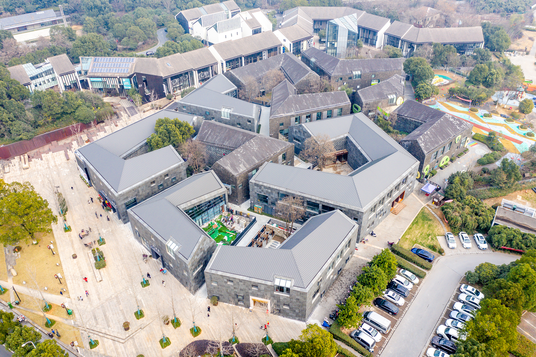 扩展一下到1000字：文化创意产业发展不够成熟