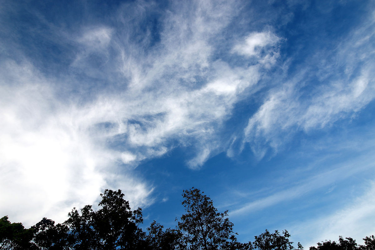 用相机拍摄目标时若大气多云此时相机光圈应该增大还是减小