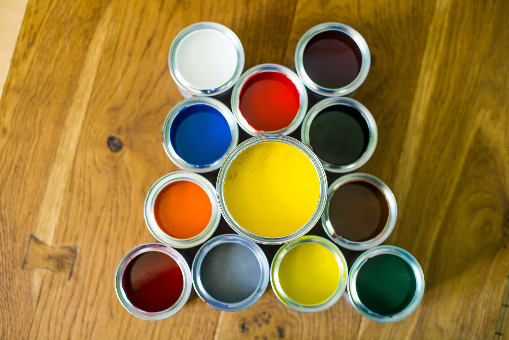 您好！所有木器水性漆都是用清水来调配使用吗？底漆和面漆怎么调配使用喷漆的？？？帮我用200字详细描述