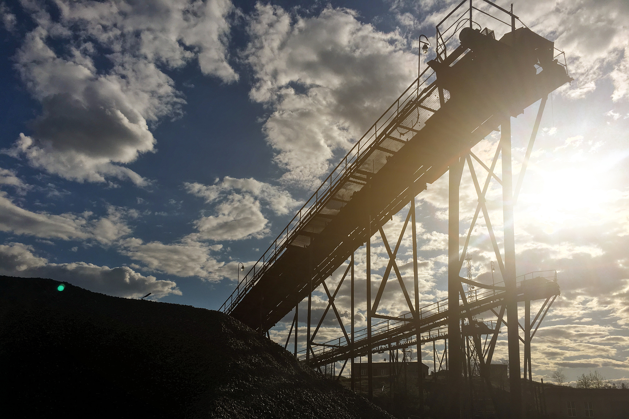 一位环境工程的毕业生正在某环保公司中实习请生成500字的实习日志