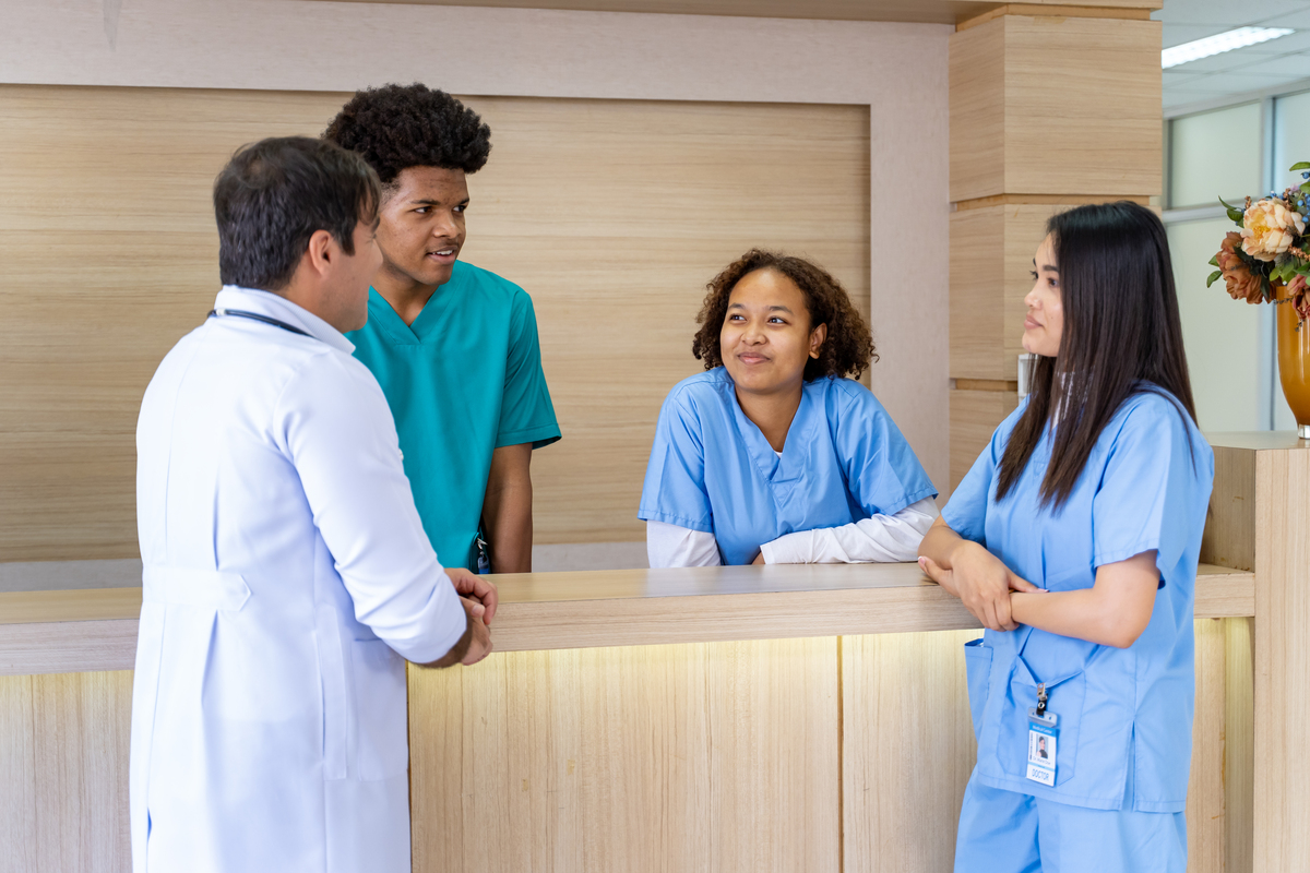 帮我写转入护理专业的面试中的英语自我介绍