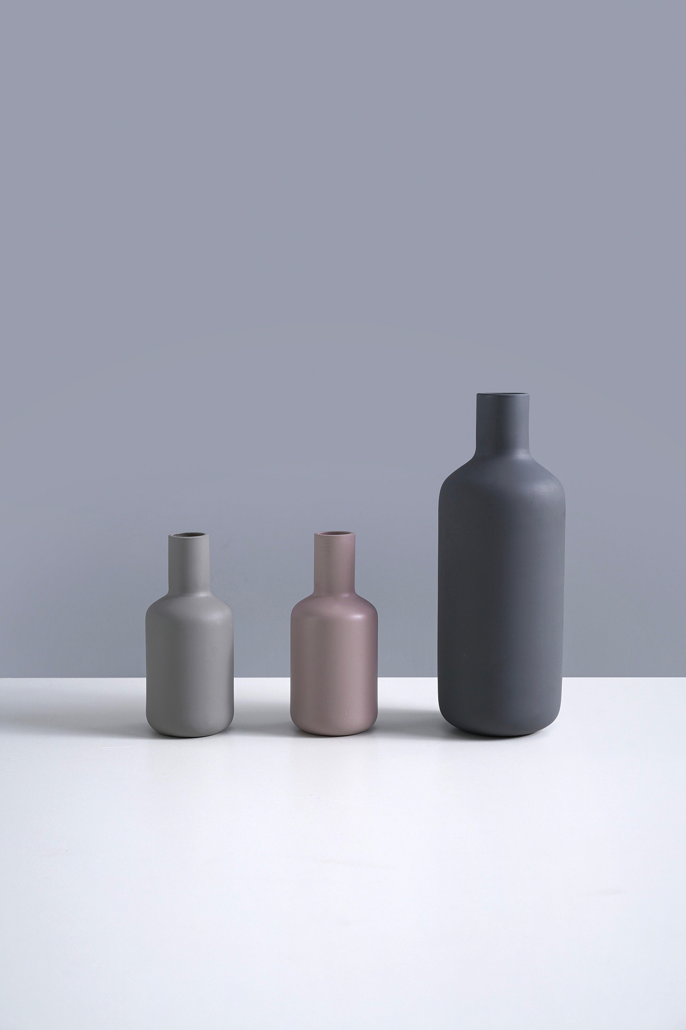 写一段类似下面的玻璃花瓶的历史和售卖的关系根据研究发现葡萄酒的历史越悠久它就越能主导市场的方向但是一些在葡萄酒市场占有很大地位的葡萄酒品牌却没有致力于推出新的包装包装缺乏特色难和消费者产生共鸣1。虽说葡萄酒是一个悠久的行业但是随着当今世界经济的发展人们消费水平提高人民大众喜好多样化的情况下传统的葡萄酒品牌包装已经不能满足人们的审美与喜好需求在这个大势所趋的环境下我们应结合之前的经验教训以及关注世界