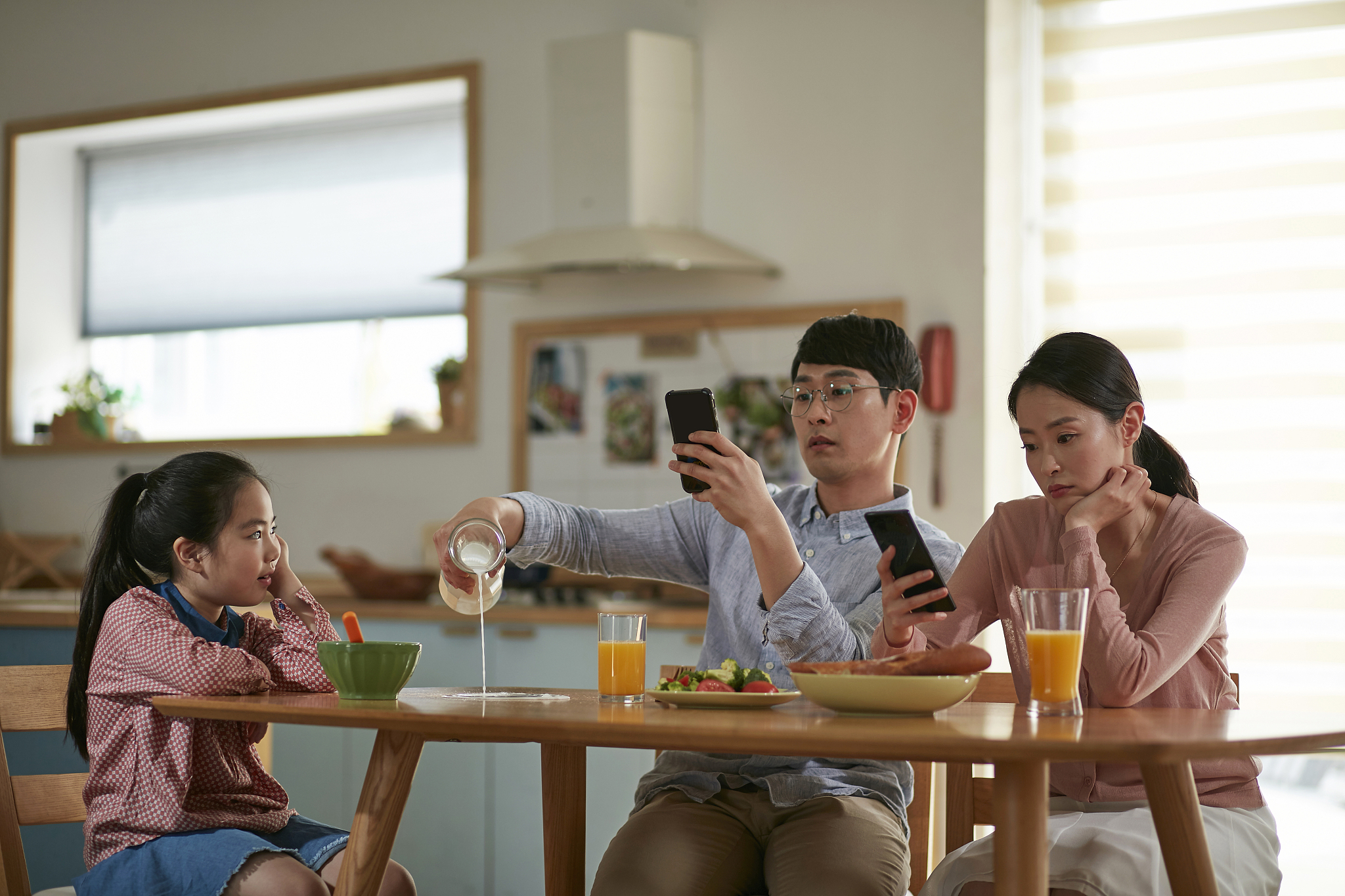 家庭聚会玩手机现象分析：如何重拾家人之间的亲密关系？