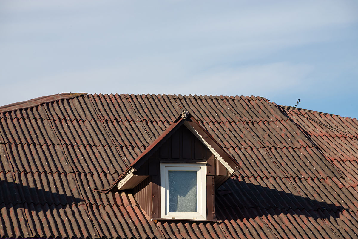 Translate to traditional chineseThe propertys dual pitched main roof has flat interlocking concrete tiled coverings laid on a modernbreathable membrane to which ridge tiles and roof tiles were general