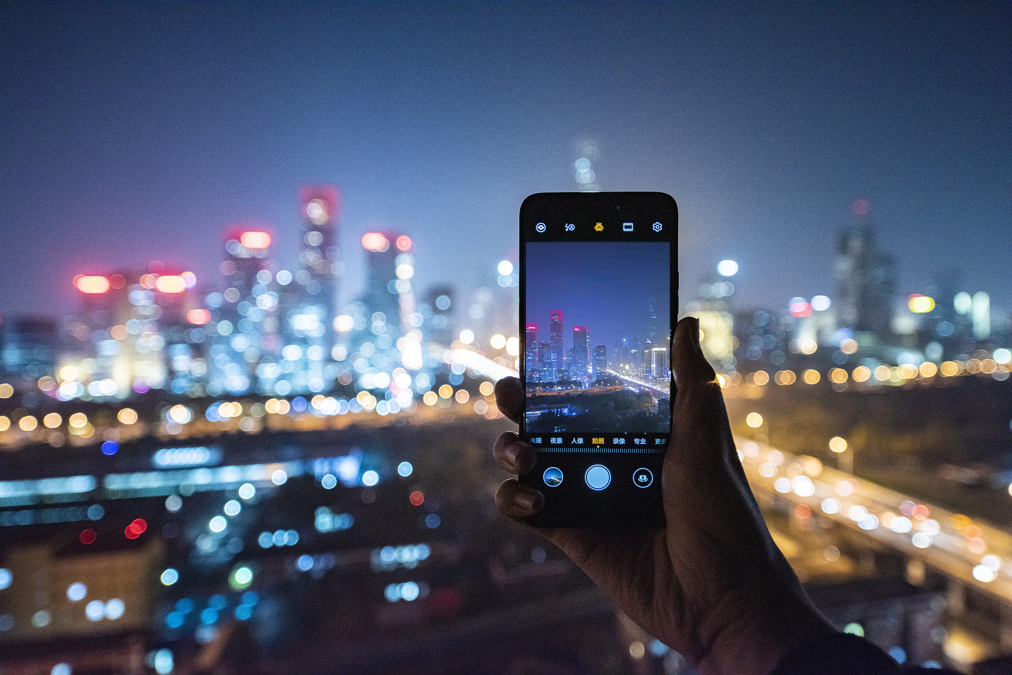 1200字关于手机拍照或视频如何压制高光和过曝？