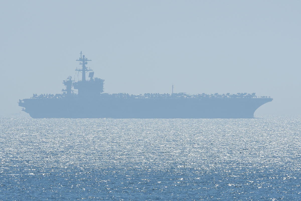 美国海军航空母舰在地平线上航行.