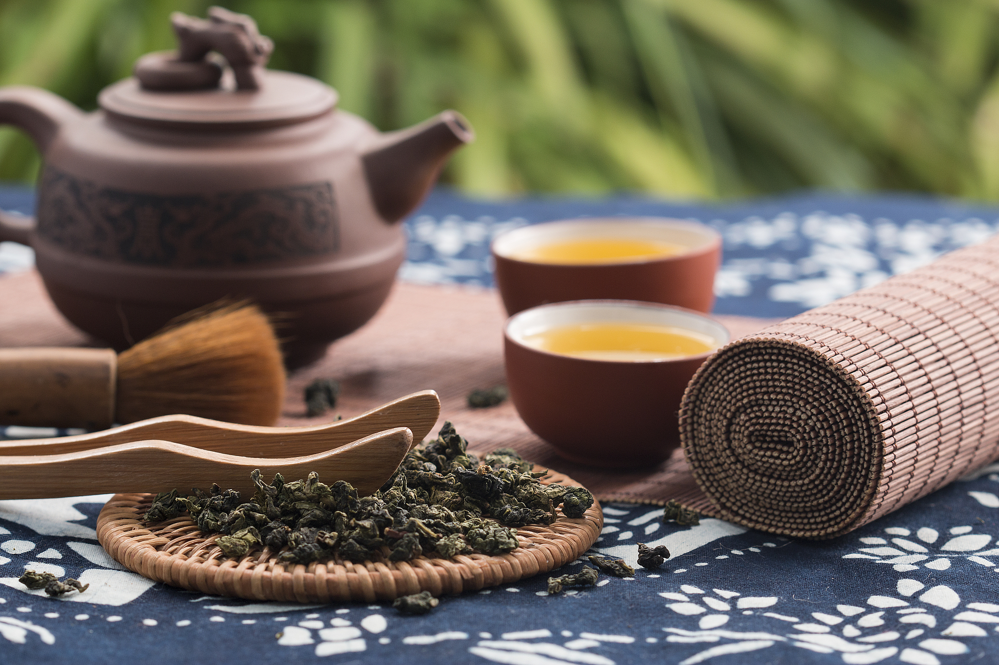 请根据以下内容和结构写一篇关于茶的中文文章内容450字左右。1茶的起源；2茶的种类；3饮茶的发展；4茶叶在其他国家的传播。