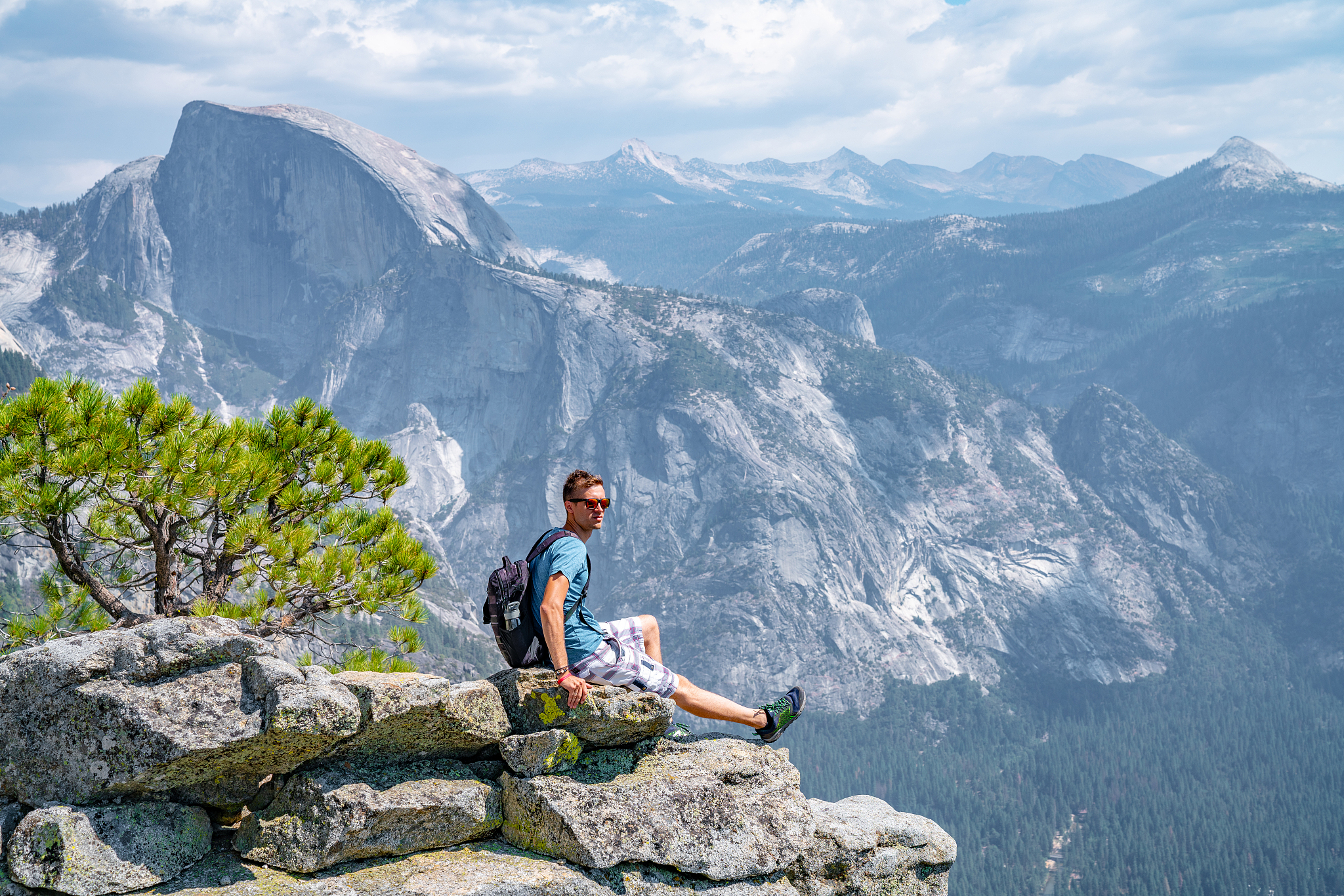 《云边有个小卖部》小说内容简介：城市女孩的乡村生活与成长