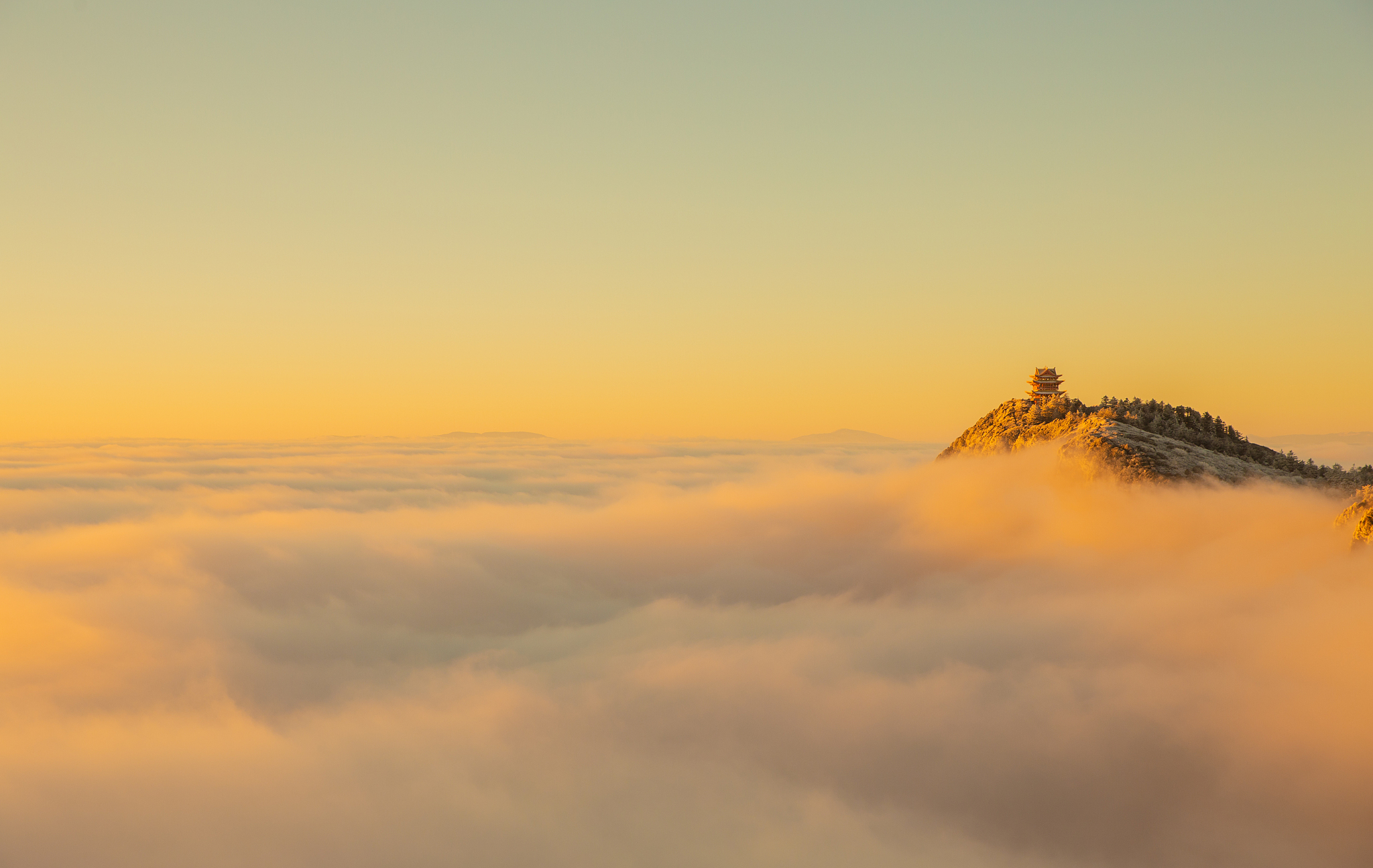 帮我编辑一条发朋友圈的文案描绘心情武当山金顶拜拜不要太极和气功